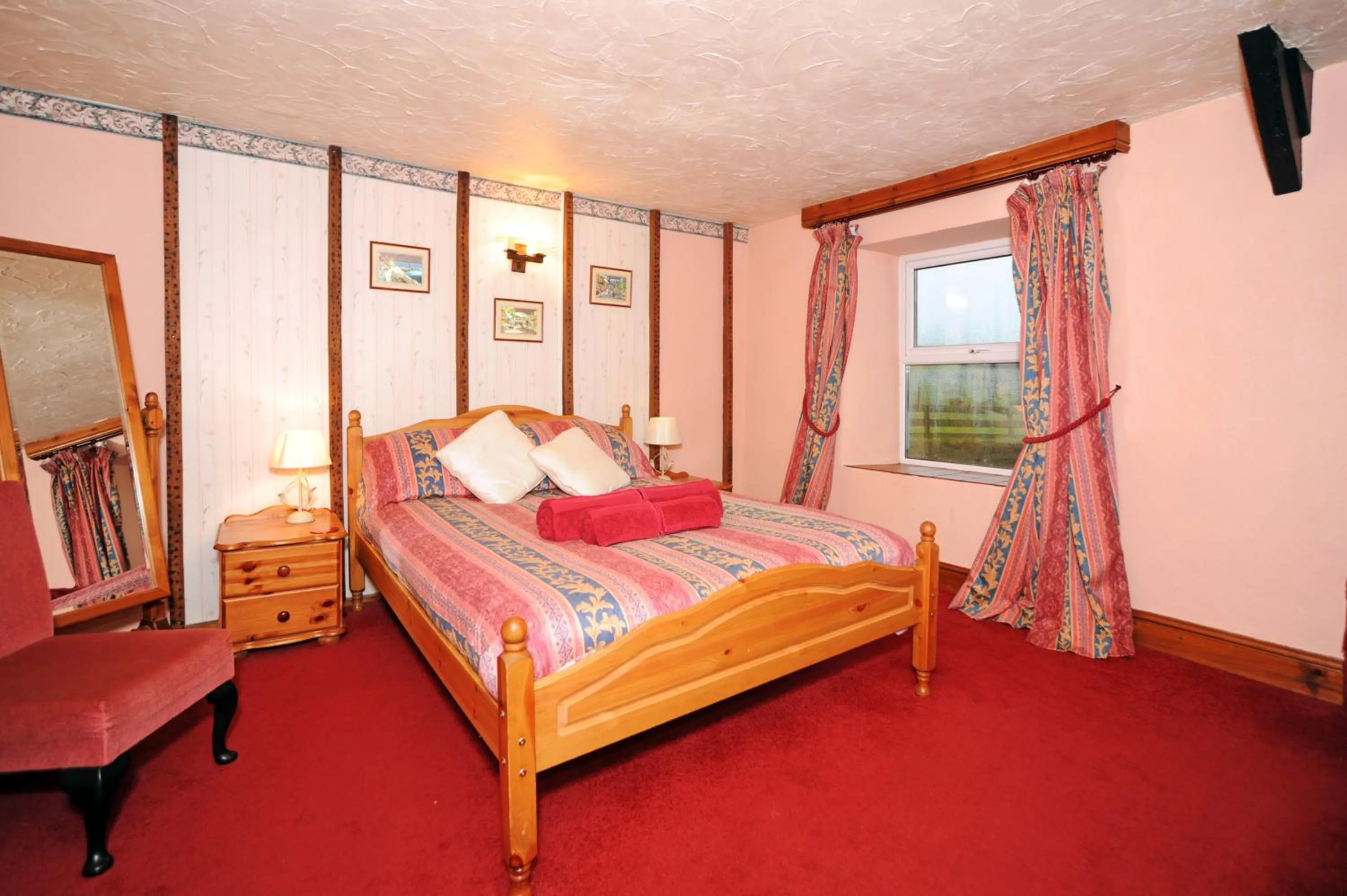 Bedroom, Bed in The West Country Inn