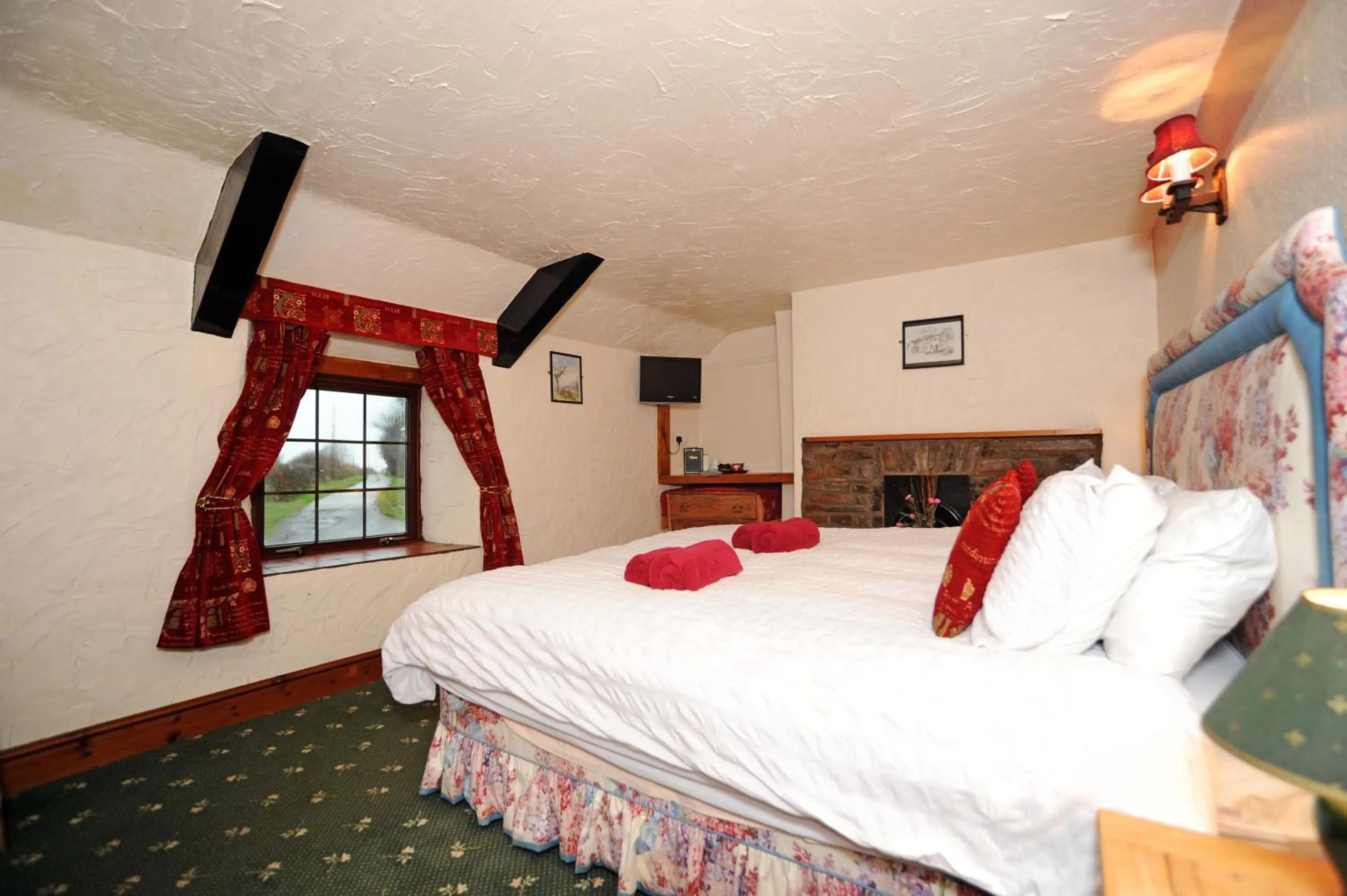 Bedroom, Bed in The West Country Inn