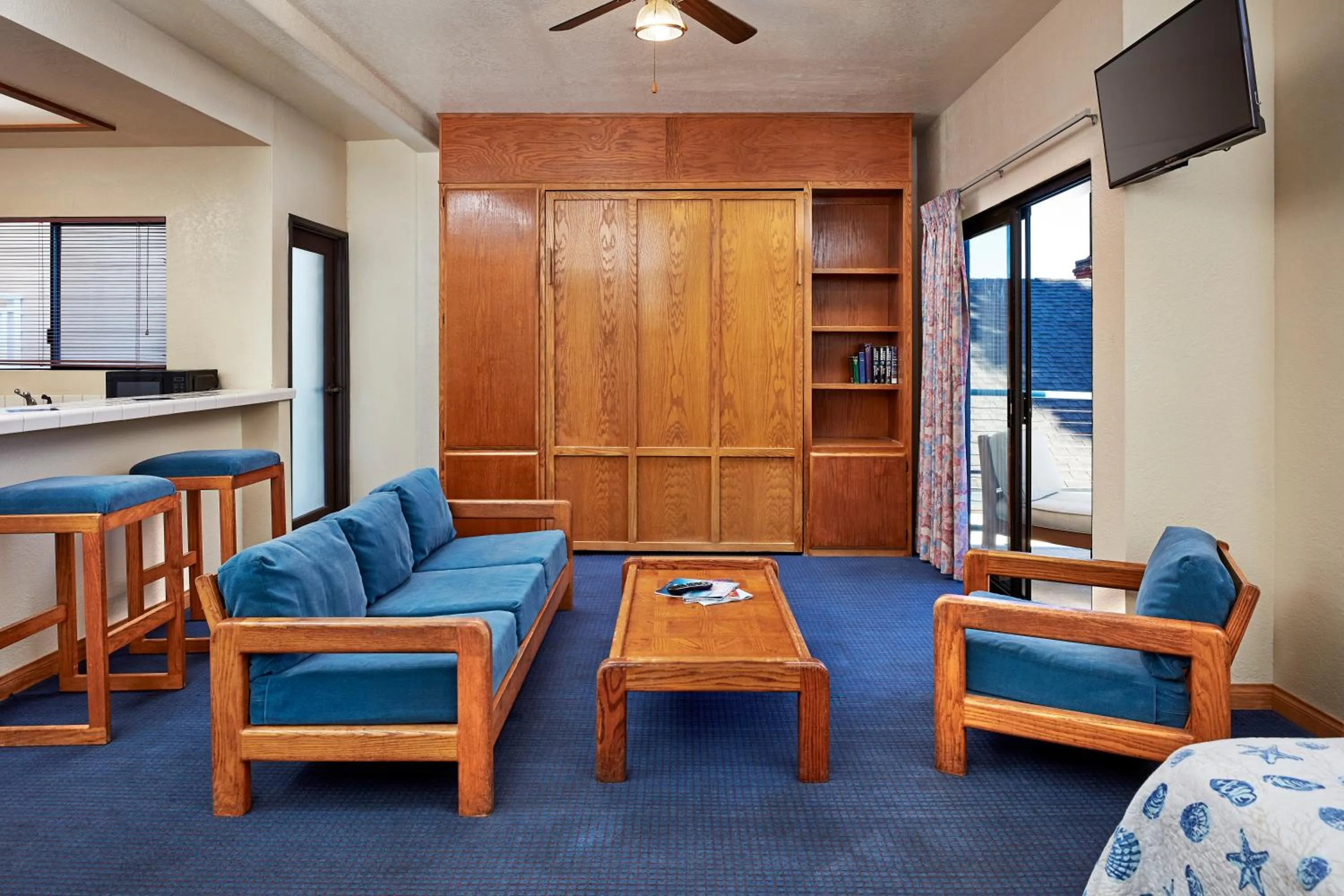 Living room in Seaport Village Inn, Avalon