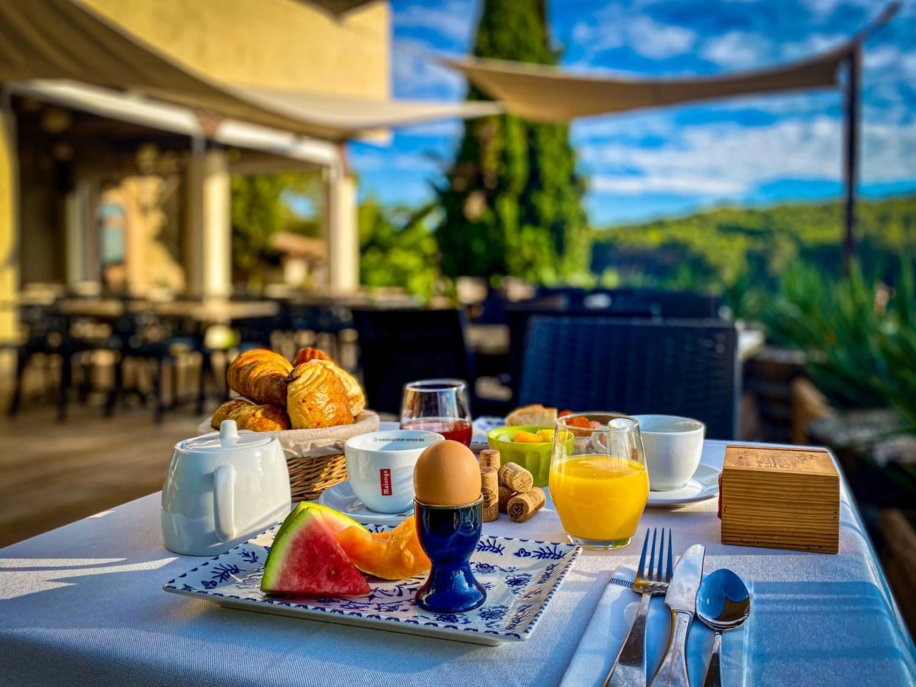 Breakfast in Château le Bouïs
