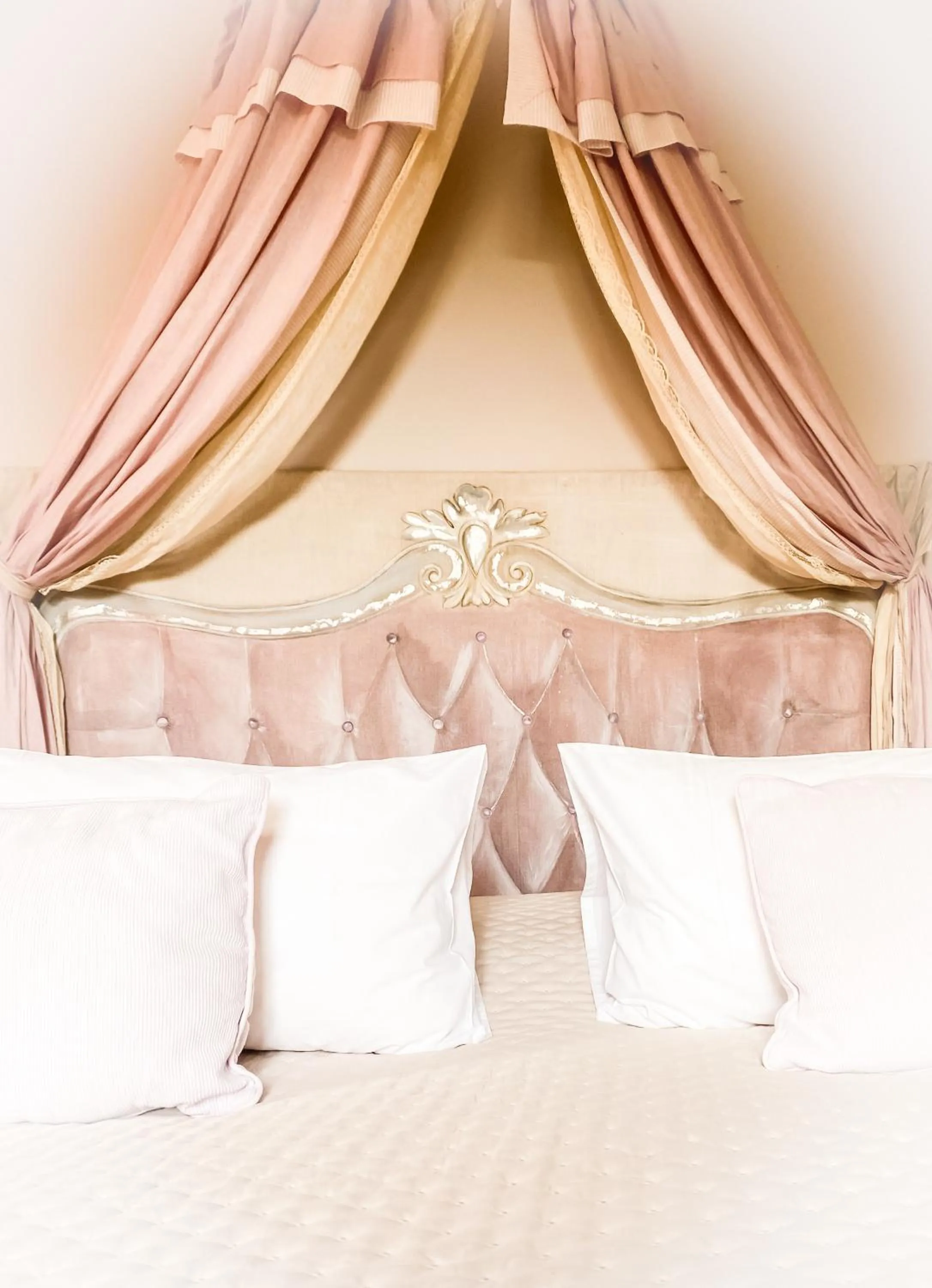 Bedroom, Bed in Château le Bouïs