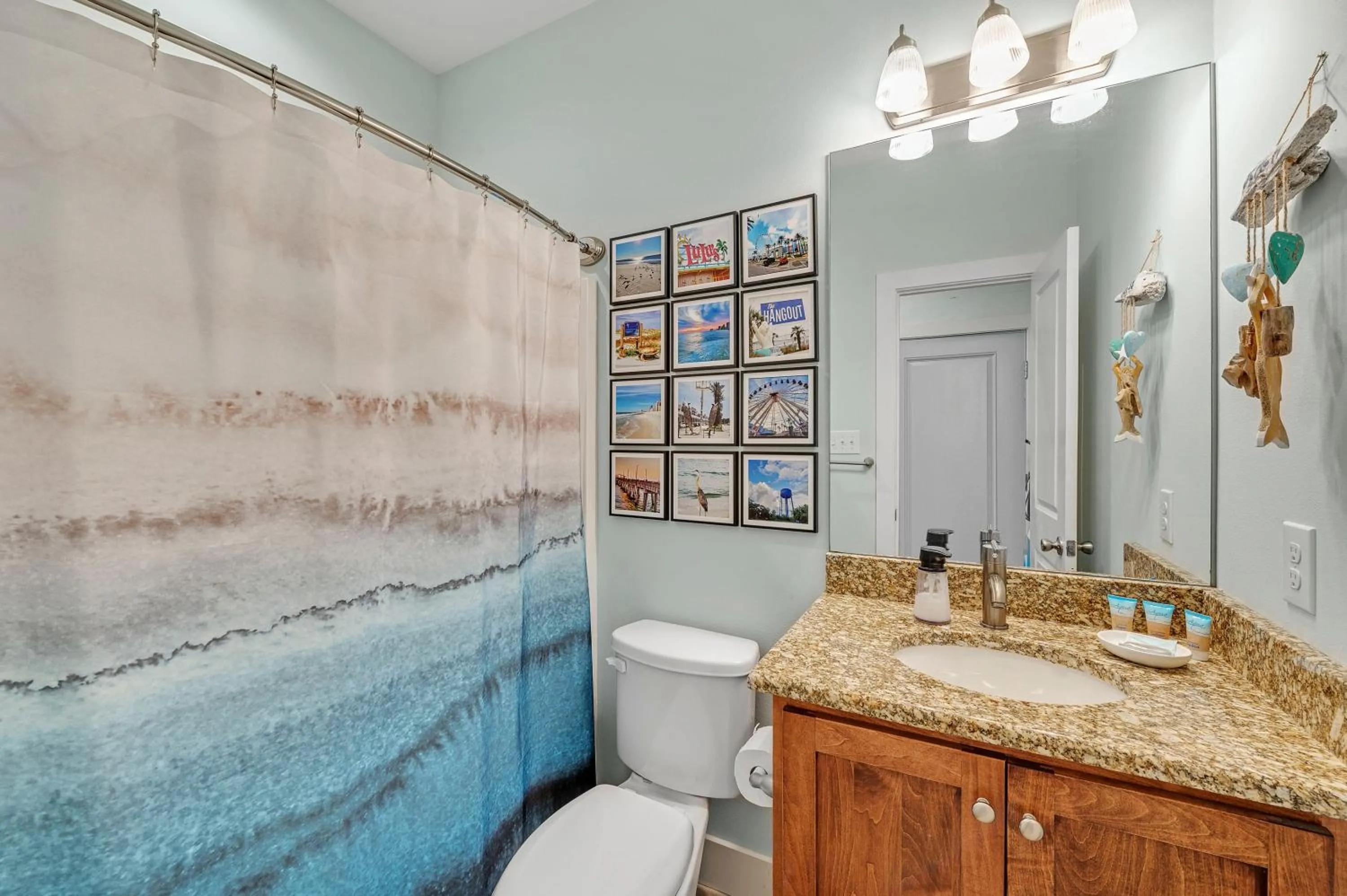Shower in TRUE BLUE-Coastal cottage-3 min walk to beach! POOL!
