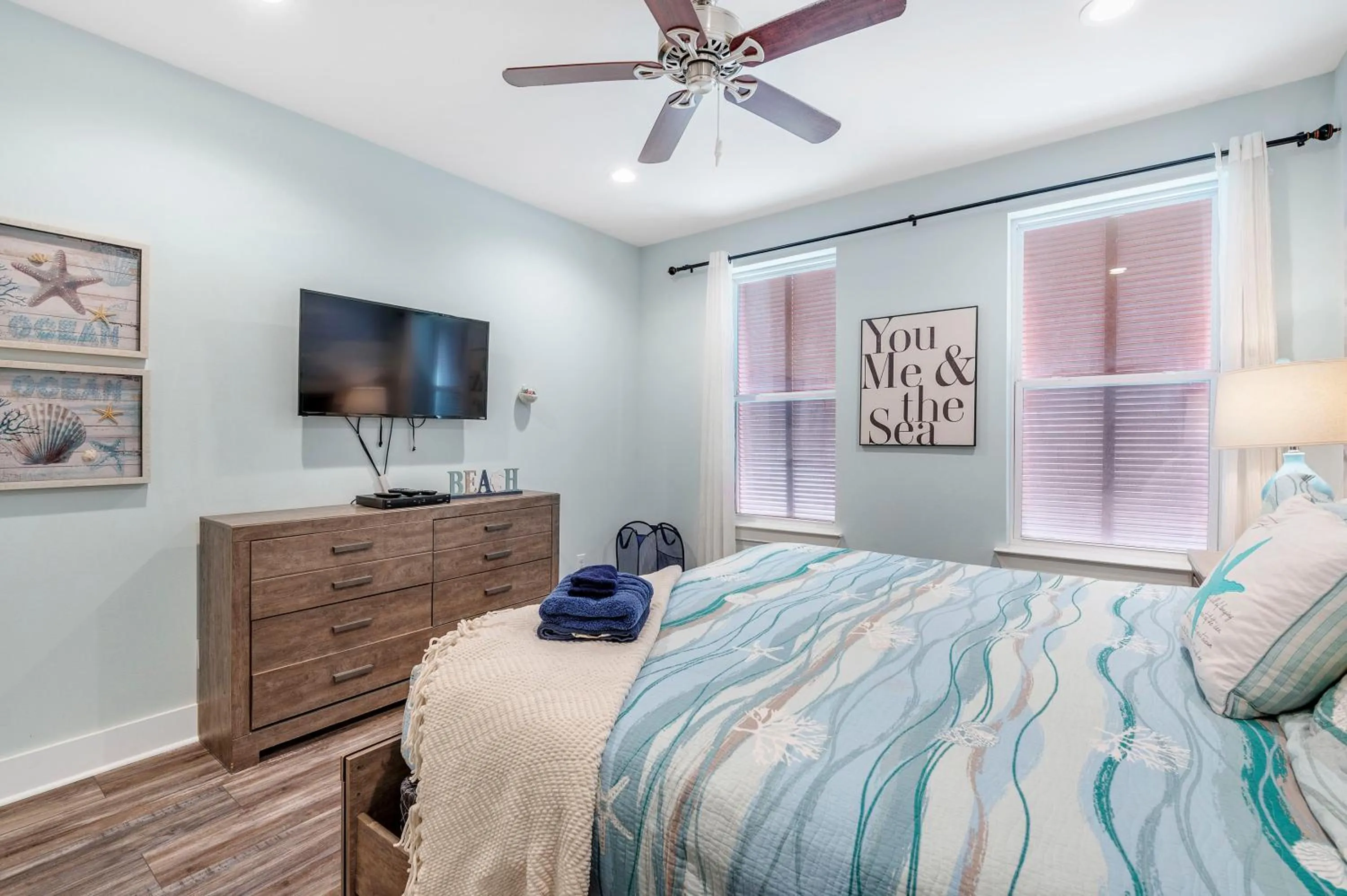 Bed in TRUE BLUE-Coastal cottage-3 min walk to beach! POOL!