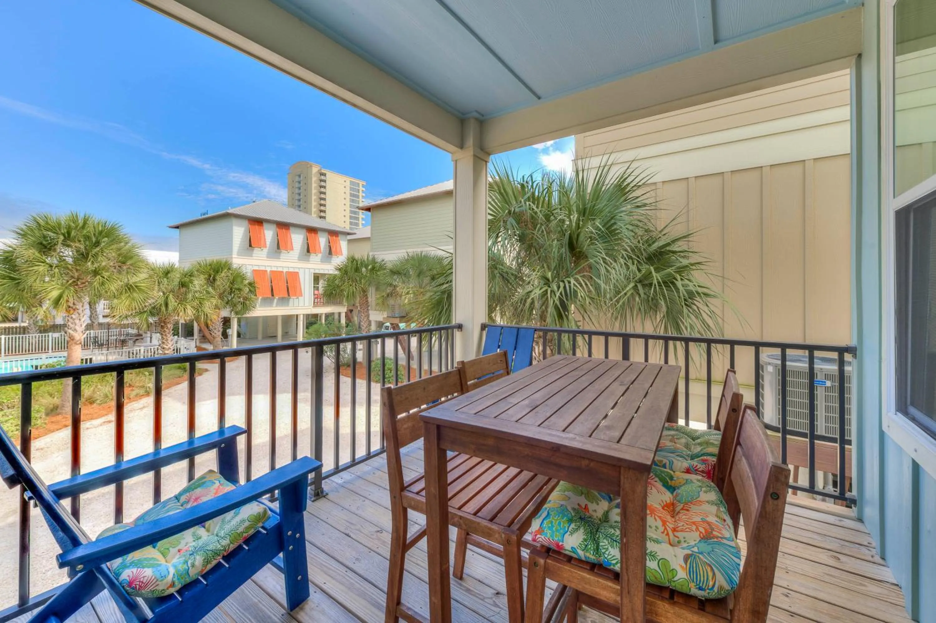 Patio in TRUE BLUE-Coastal cottage-3 min walk to beach! POOL!