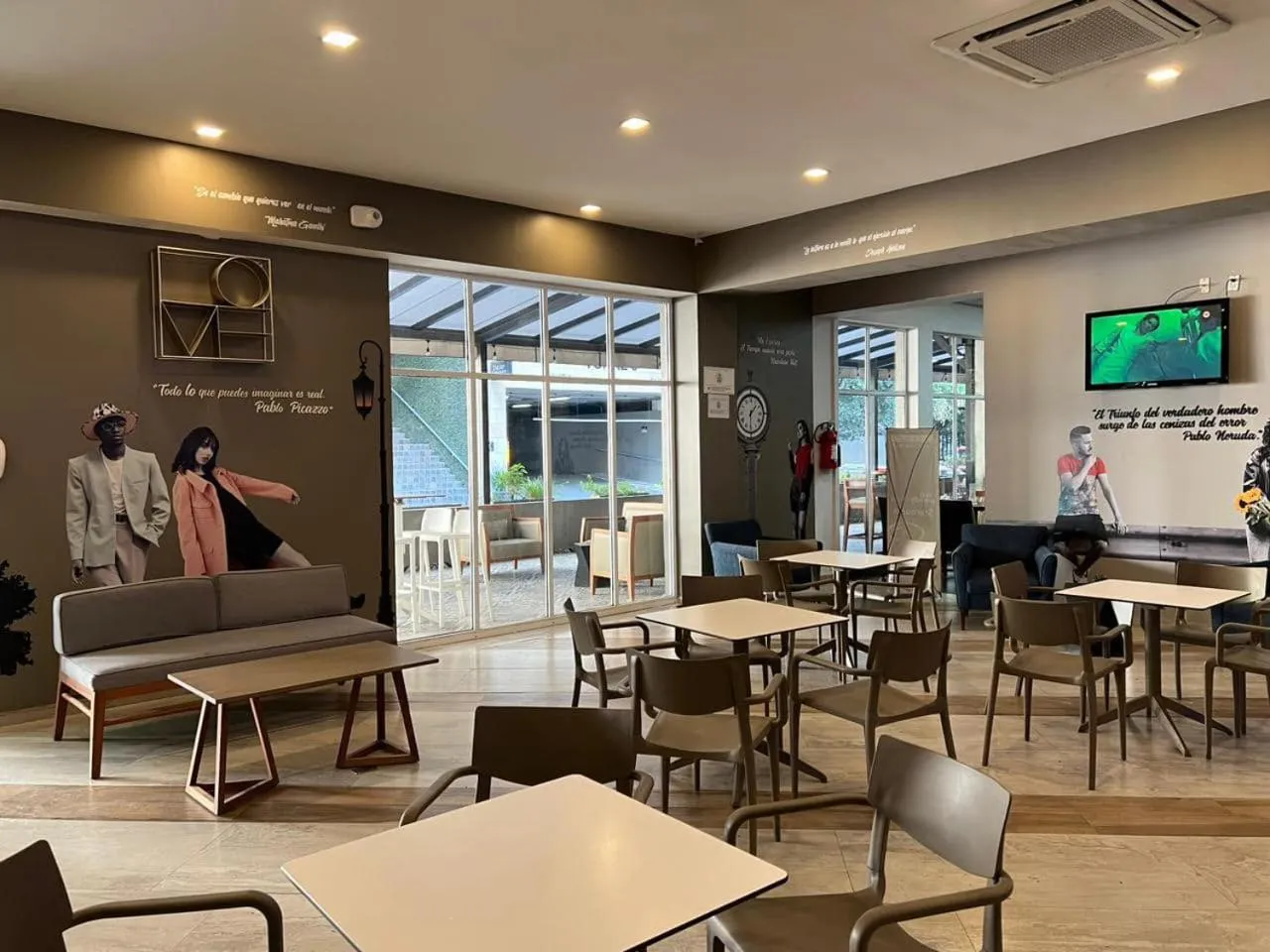 Restaurant/places to eat in Krystal Urban Monterrey San Jeronimo