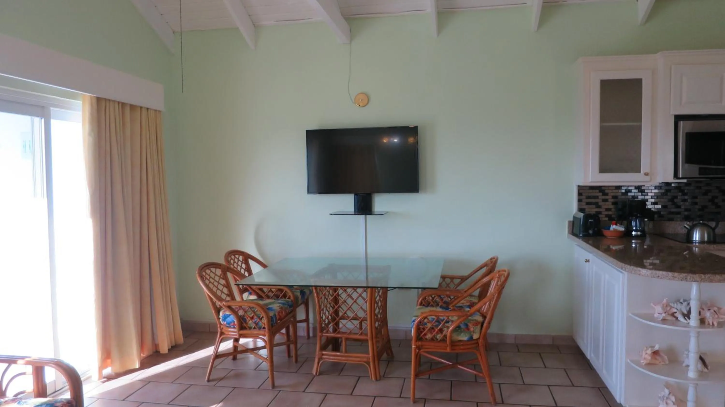 Dining area in Timothy Beach Resort
