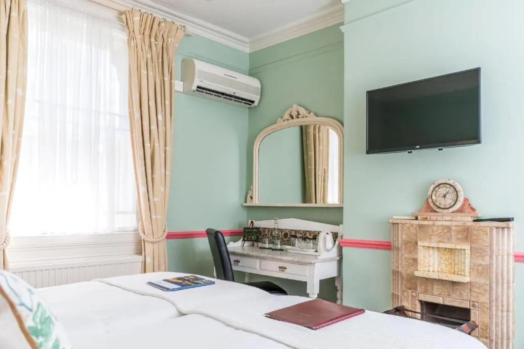 Photo of the whole room, Bed in Oldfields House