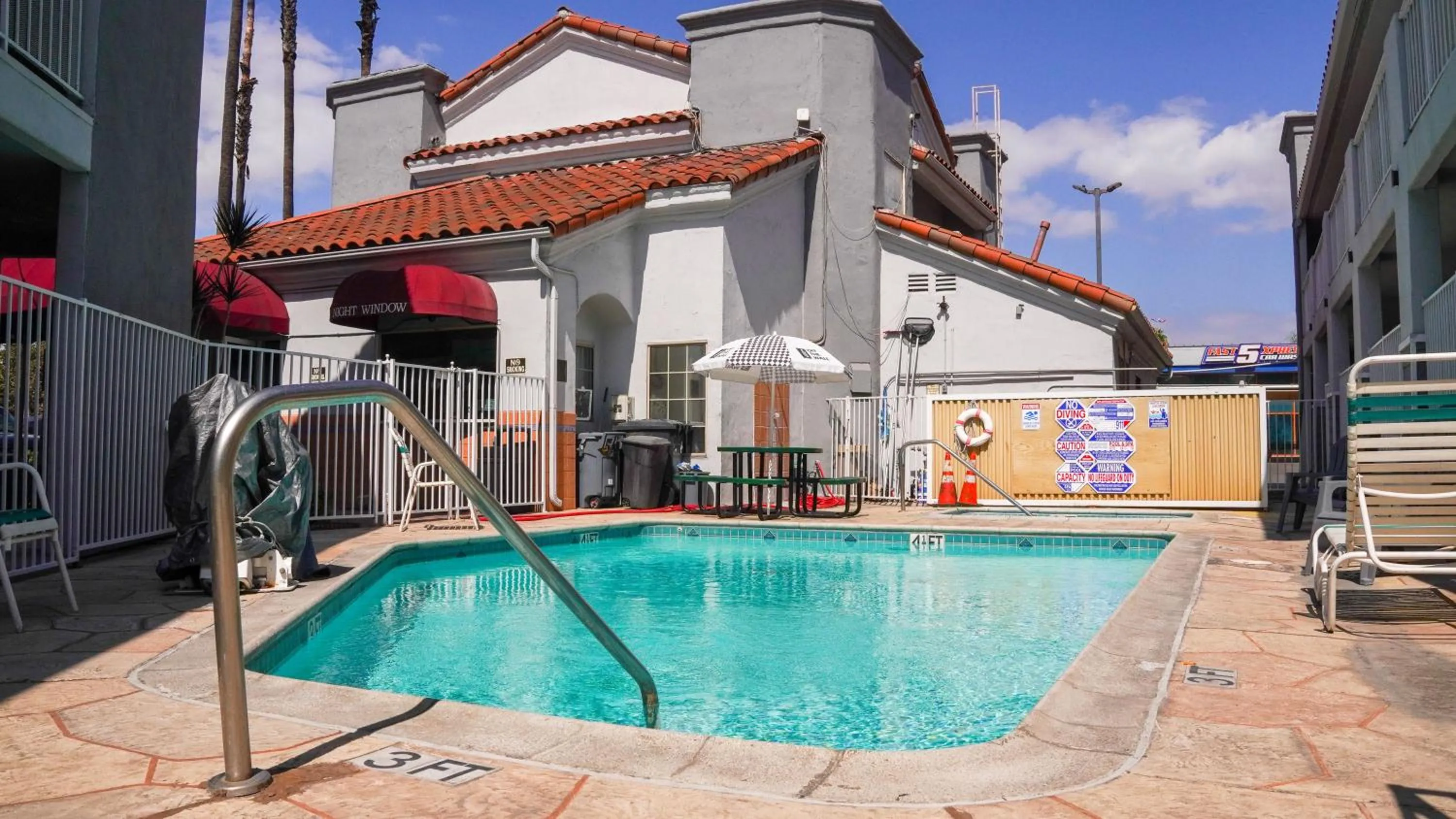 Swimming pool in Country Inn Ontario