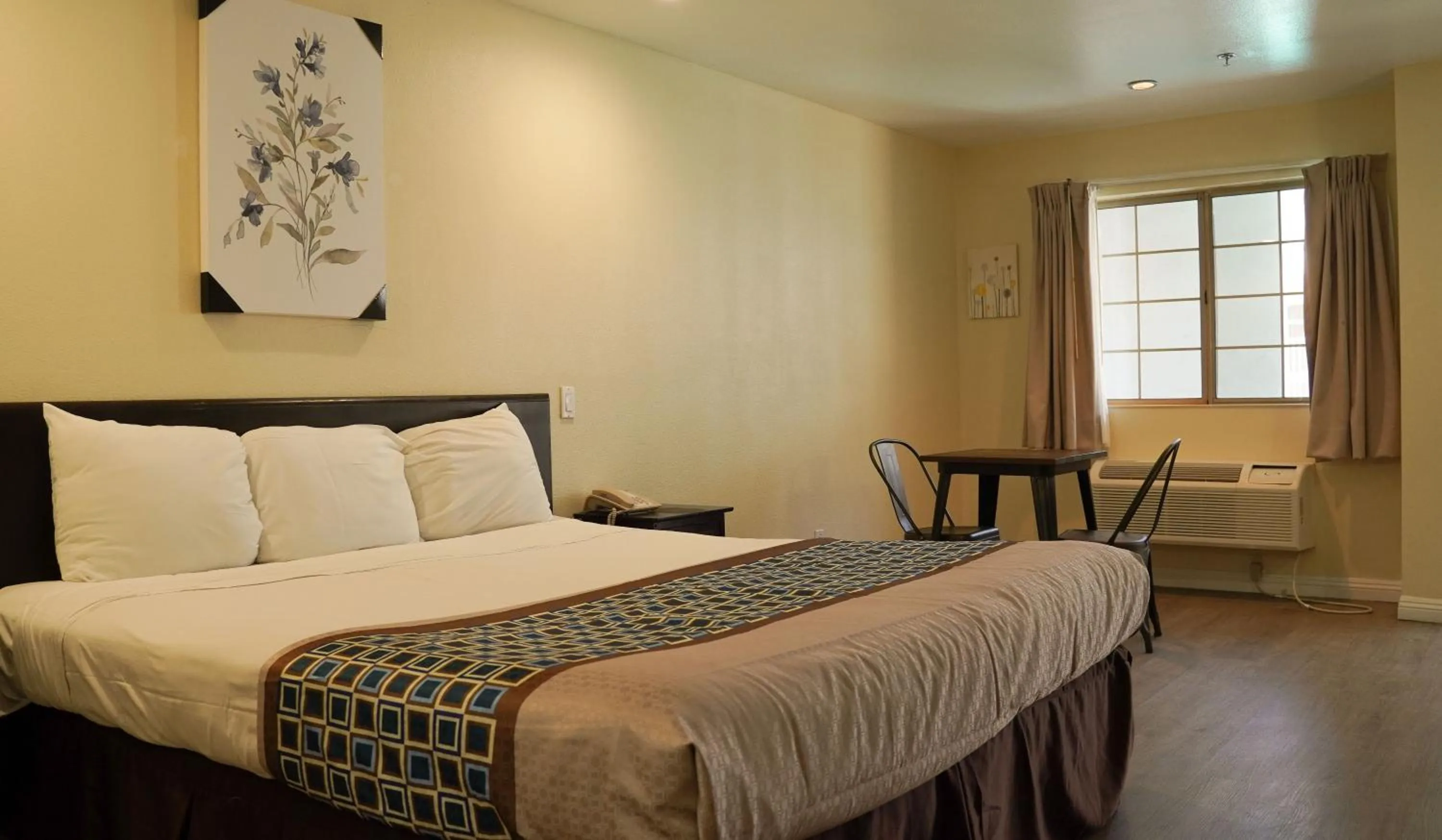 Seating area, Bed in Country Inn Ontario