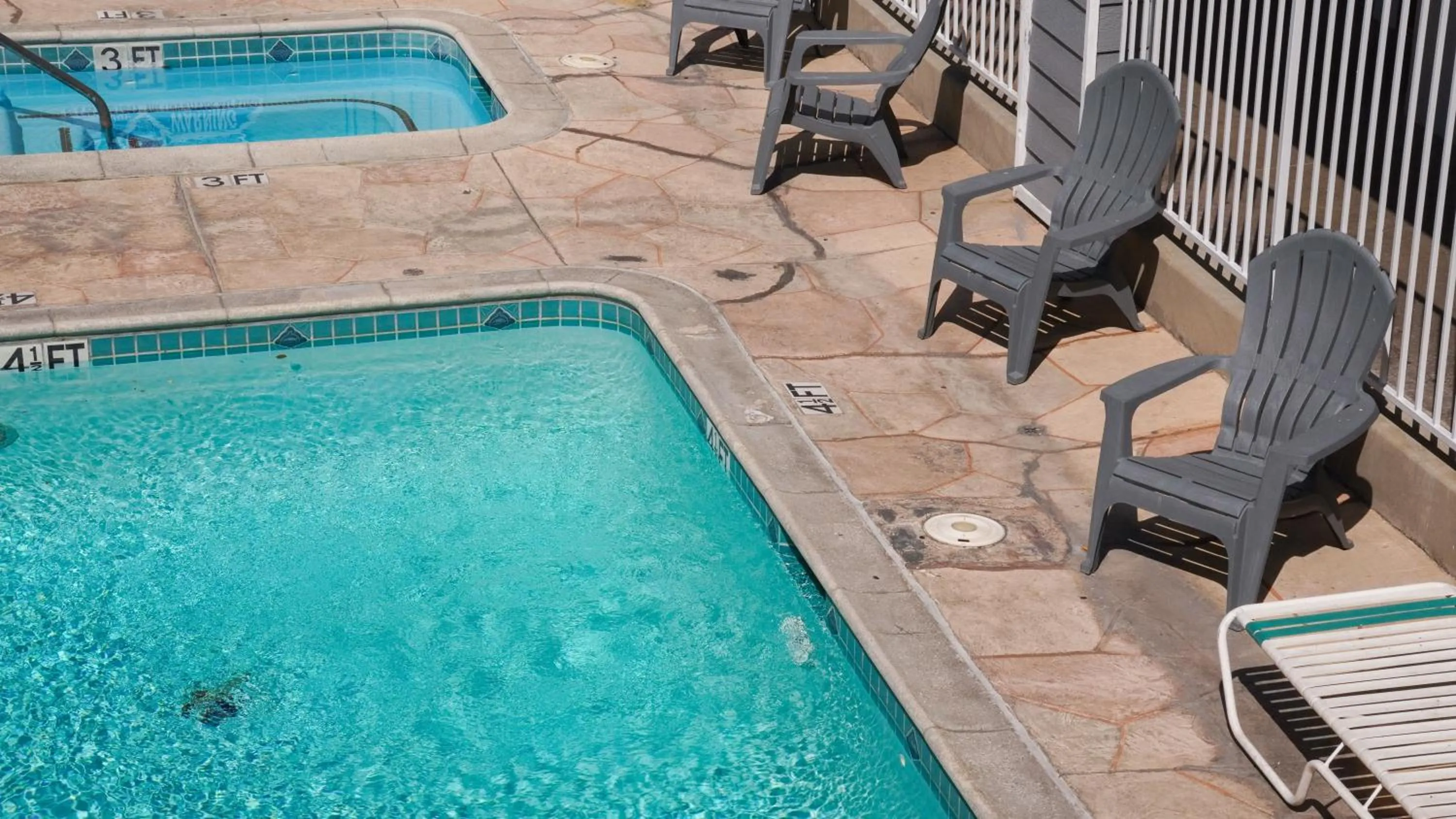 Swimming pool in Country Inn Ontario