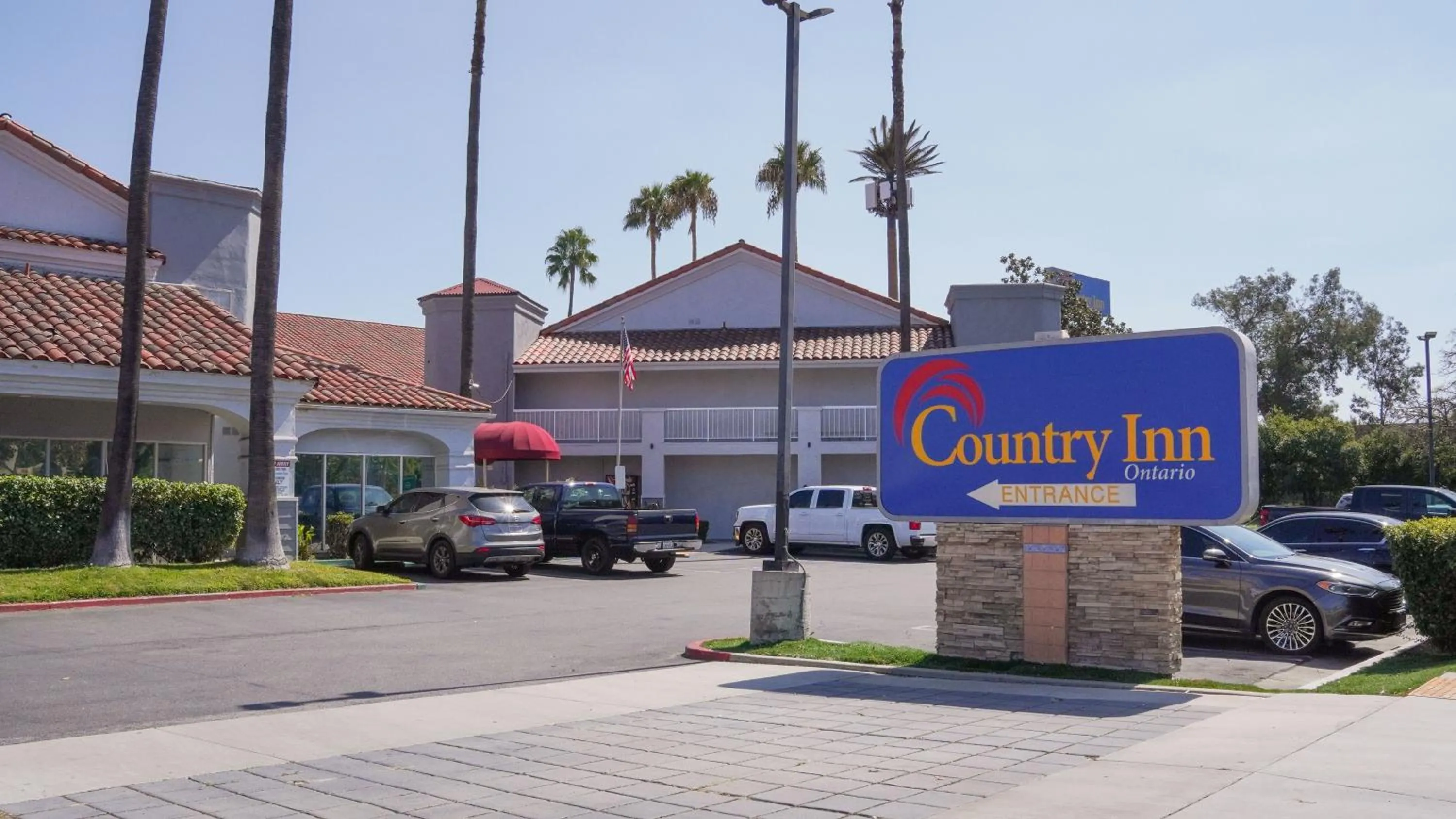 Facade/entrance in Country Inn Ontario