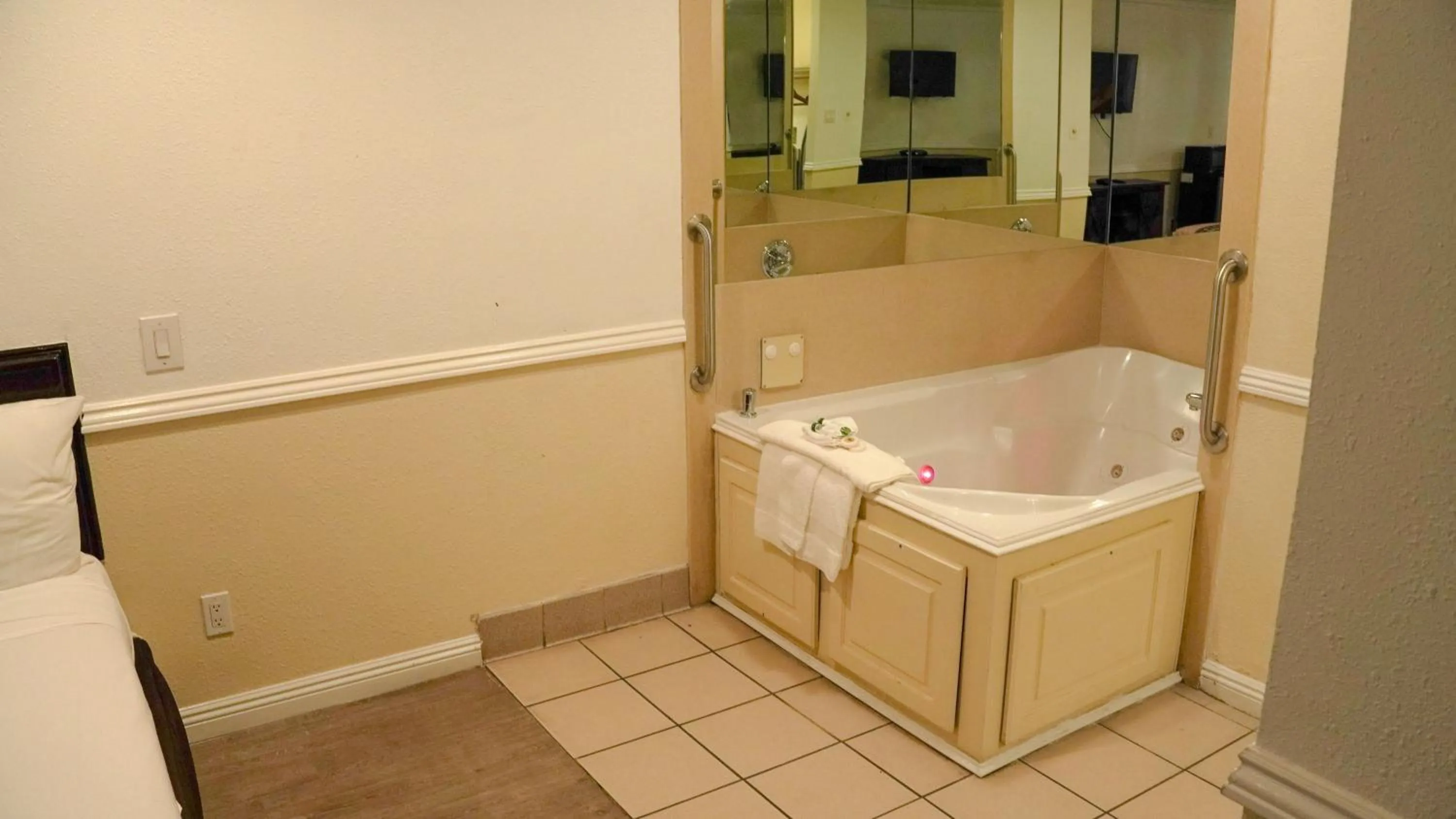 Hot Tub in Country Inn Ontario