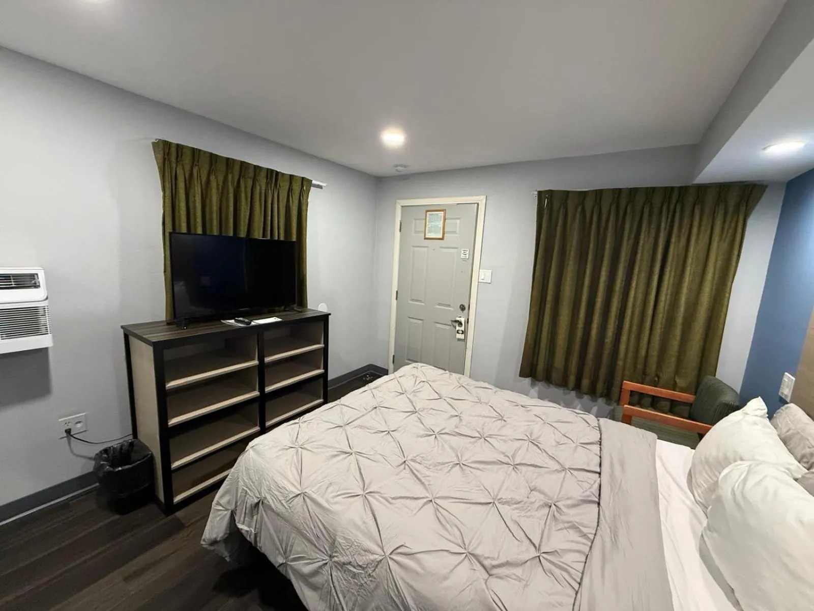 Bed in Bishop Elms Motel