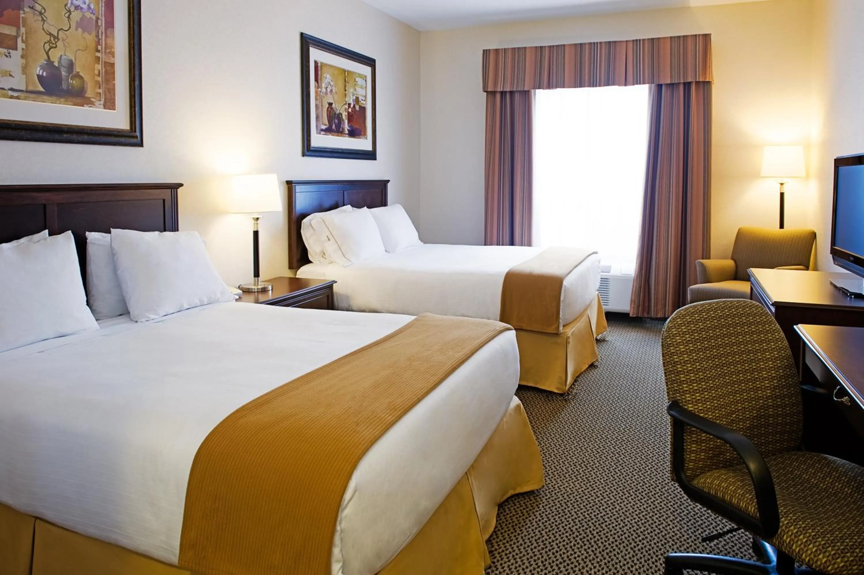 Photo of the whole room, Bed in Holiday Inn Express Hotel & Suites - Slave Lake by IHG