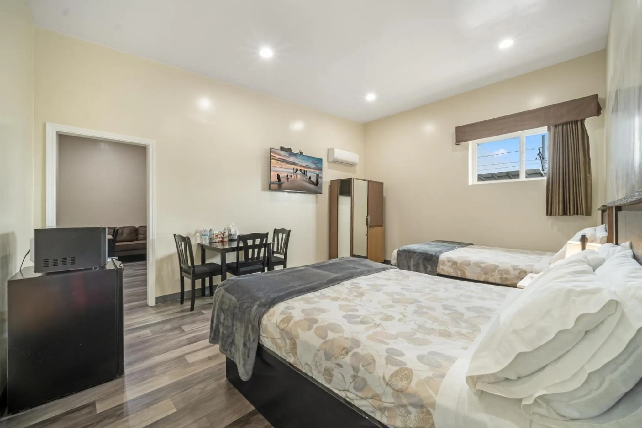 Bed in 24 Hours Motel