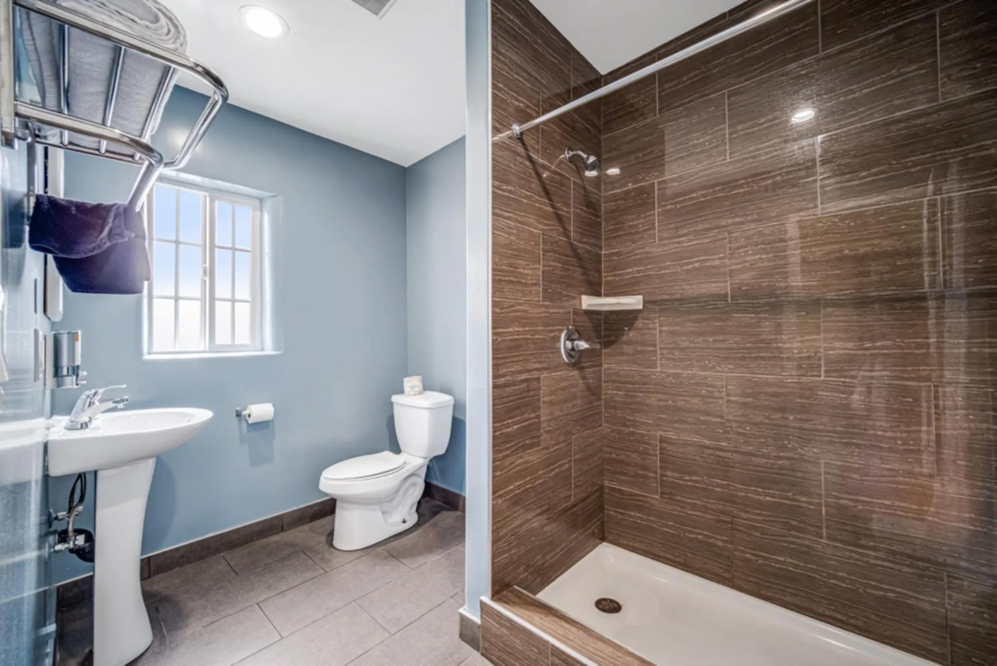 Bathroom in 24 Hours Motel