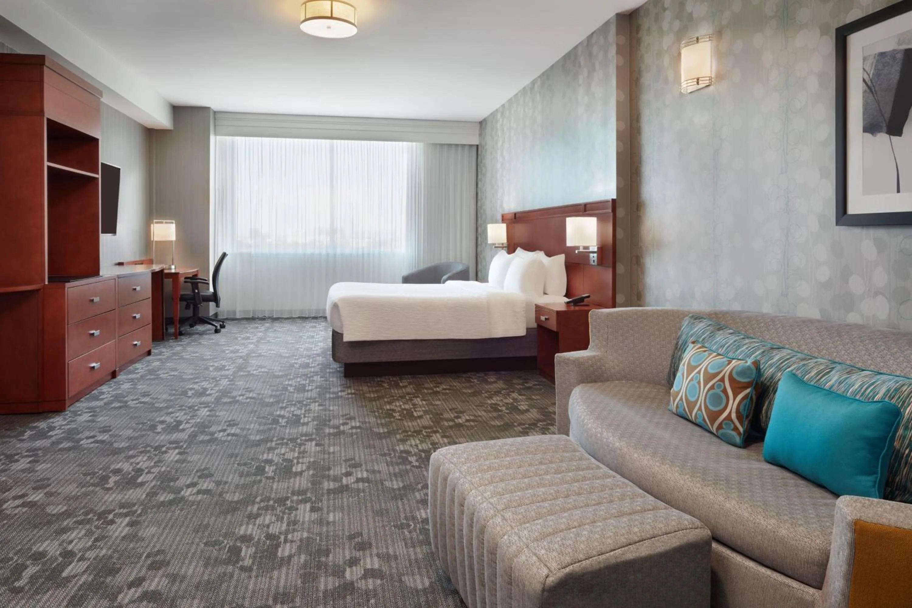 Photo of the whole room, Bed in Courtyard by Marriott Ottawa East