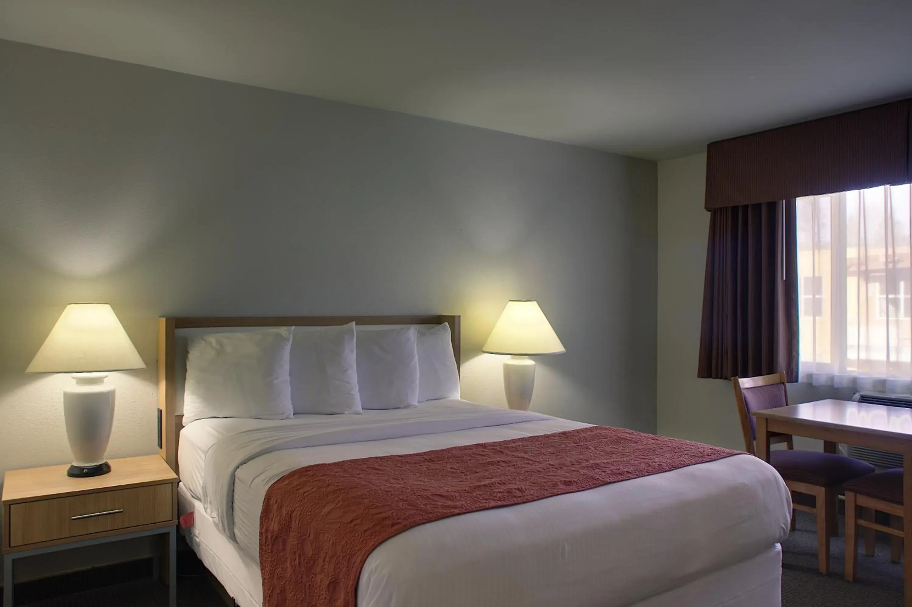 Bed in Aladdin Inn and Suites Bed in Aladdin Inn and Suites