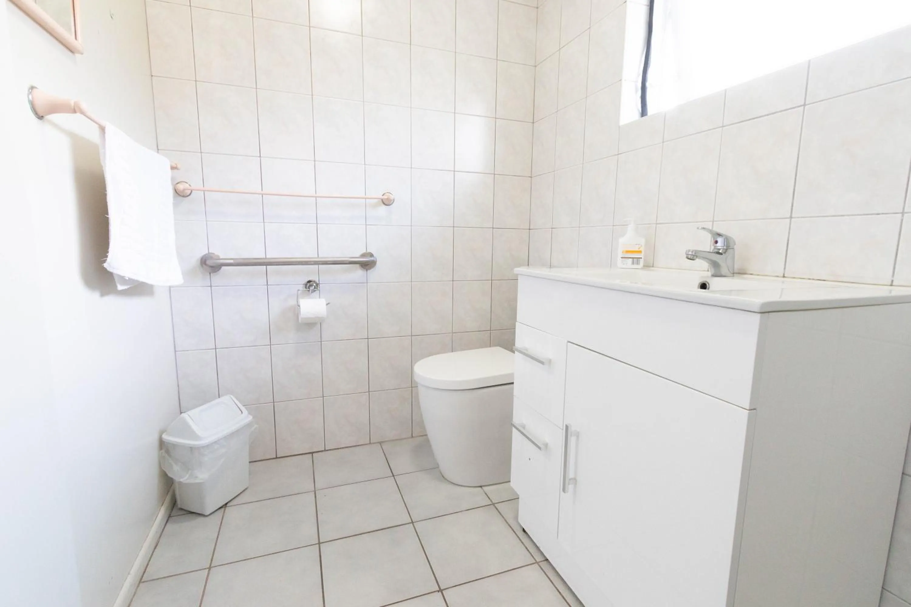 Bathroom in Jack & Di's Lakefront Motel
