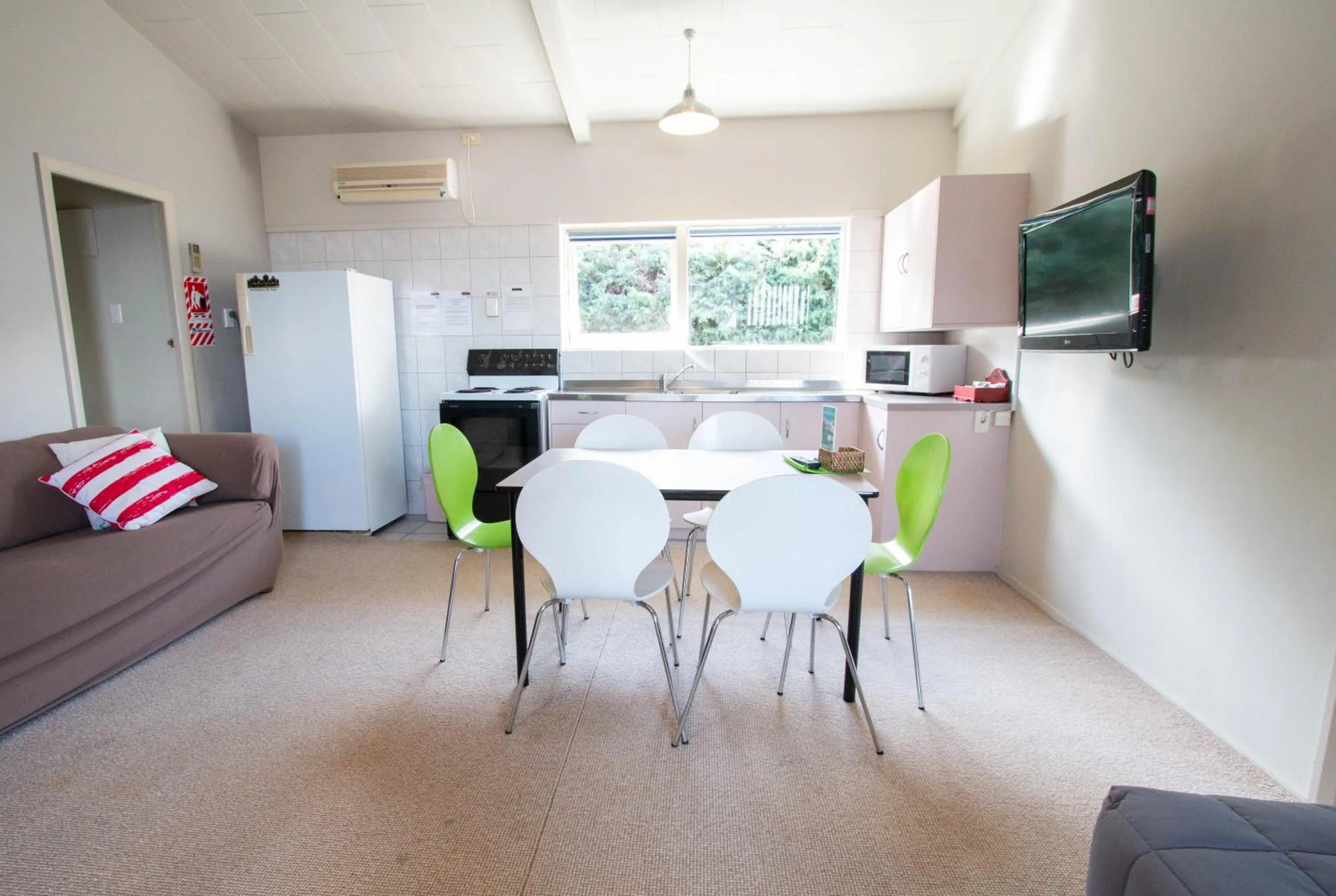 Living room in Jack & Di's Lakefront Motel
