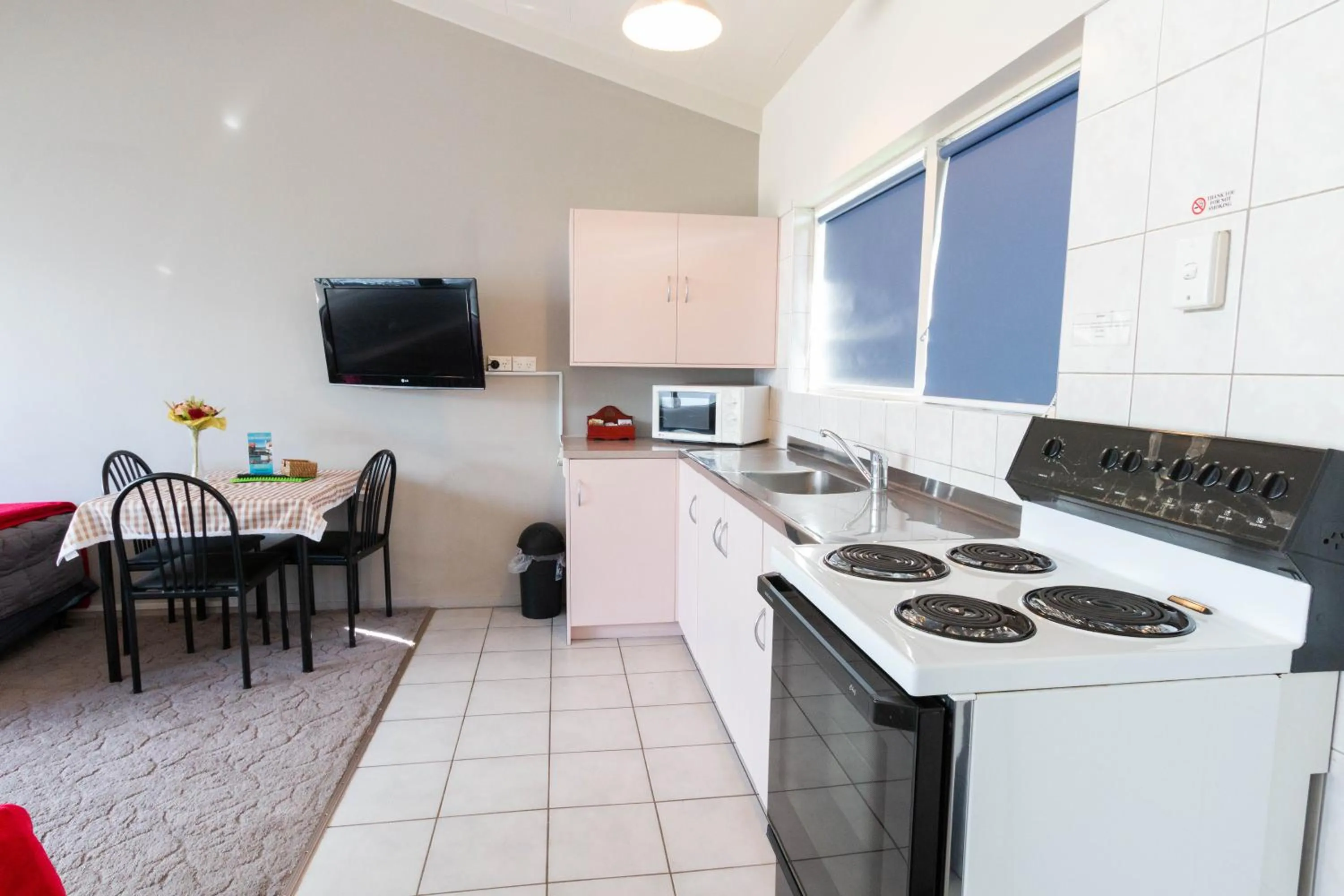 Kitchen or kitchenette in Jack & Di's Lakefront Motel