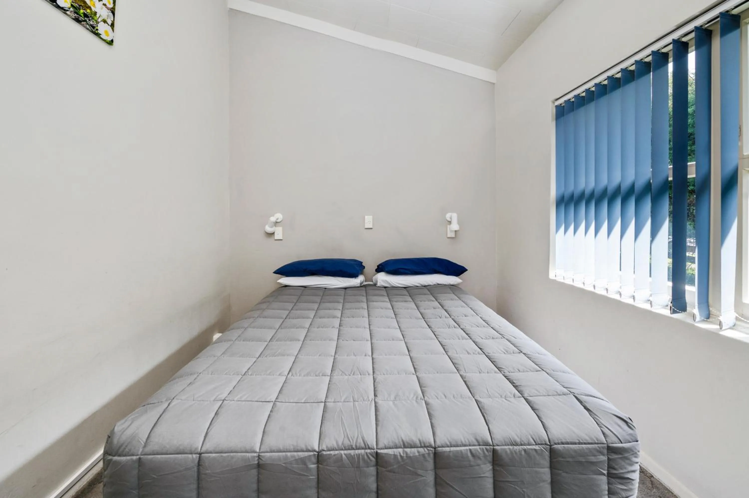 Bedroom, Bed in Jack & Di's Lakefront Motel