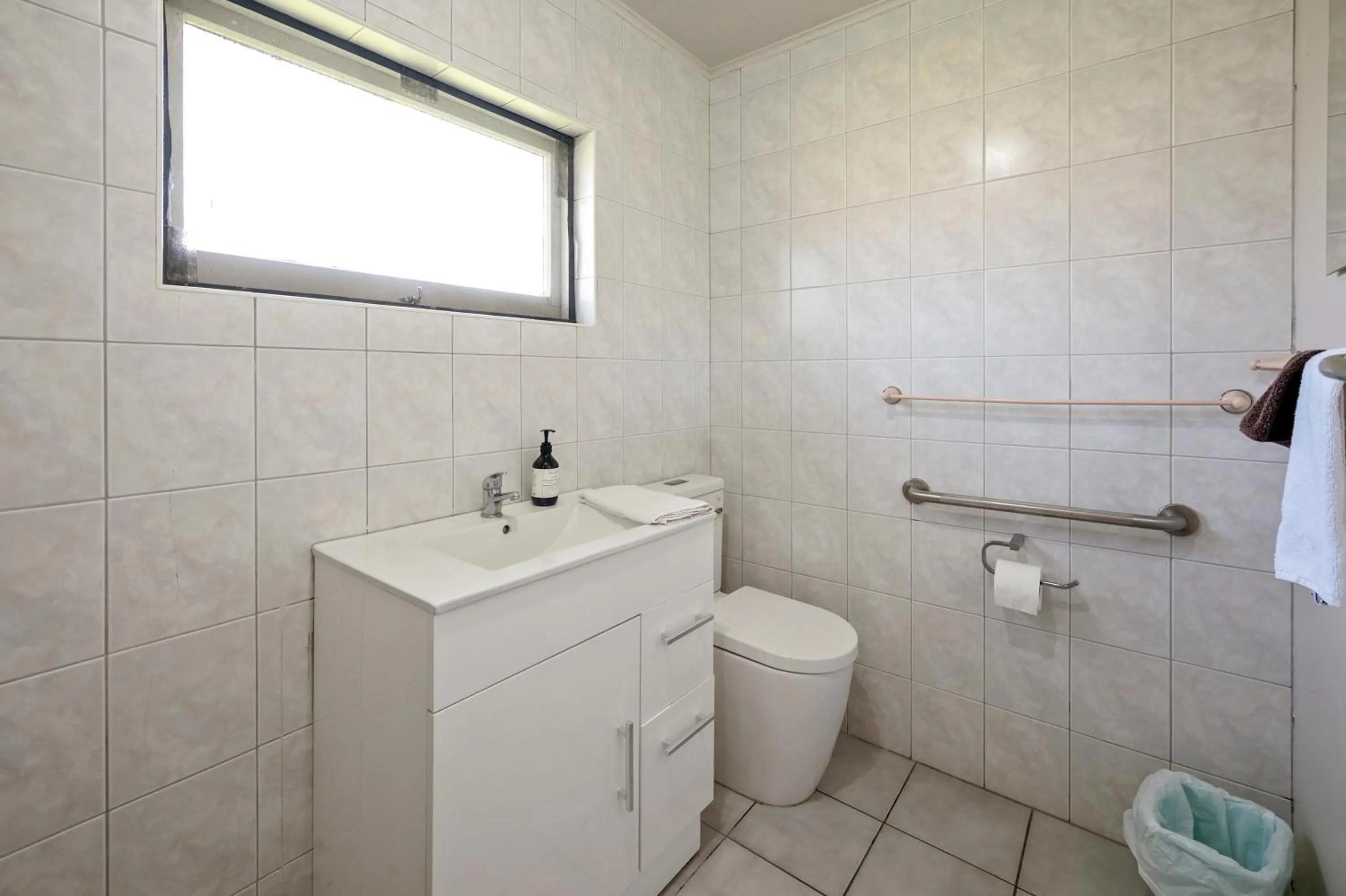 Shower in Jack & Di's Lakefront Motel