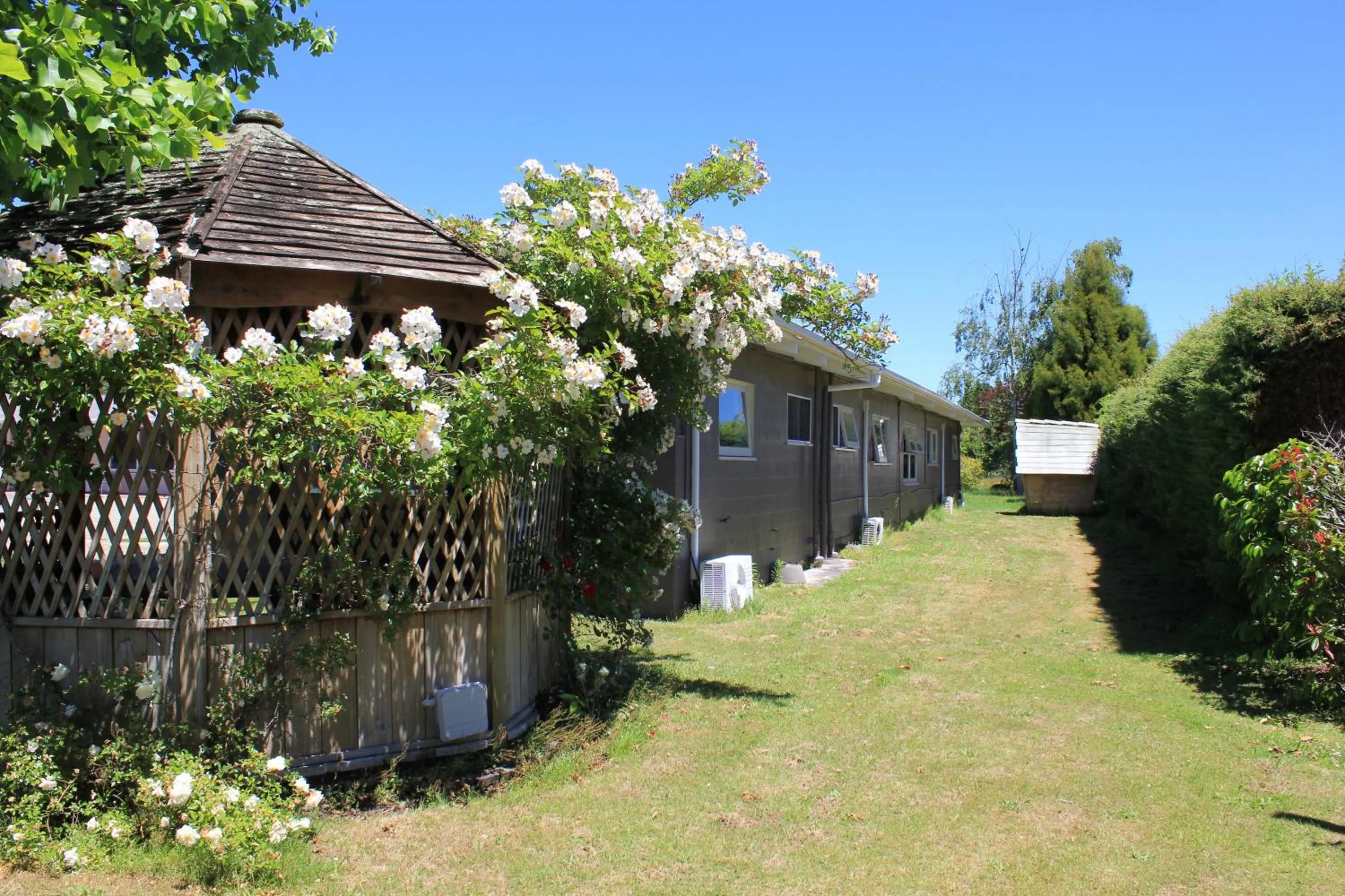 Spring in Jack & Di's Lakefront Motel