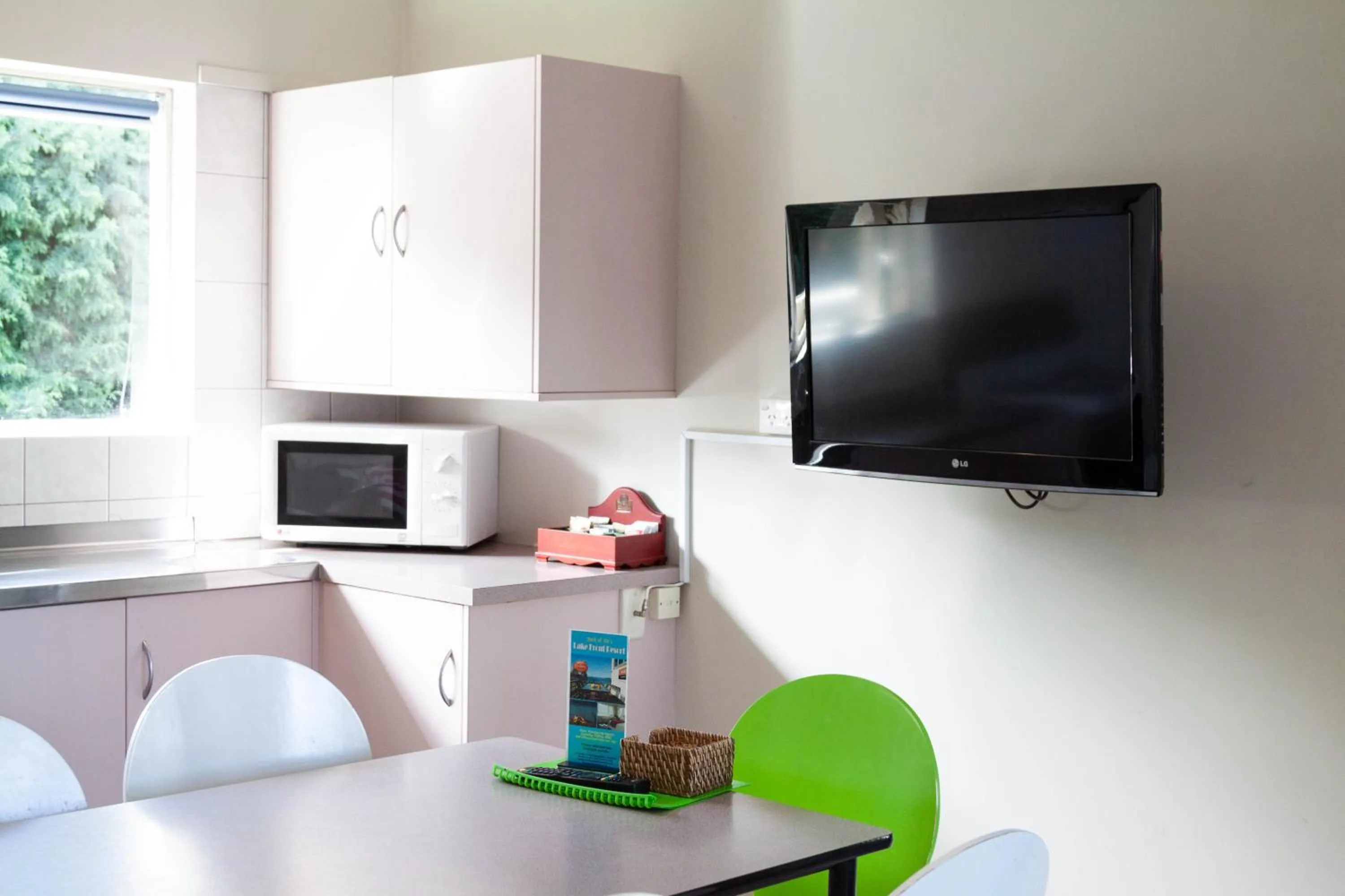 Communal lounge/ TV room in Jack & Di's Lakefront Motel