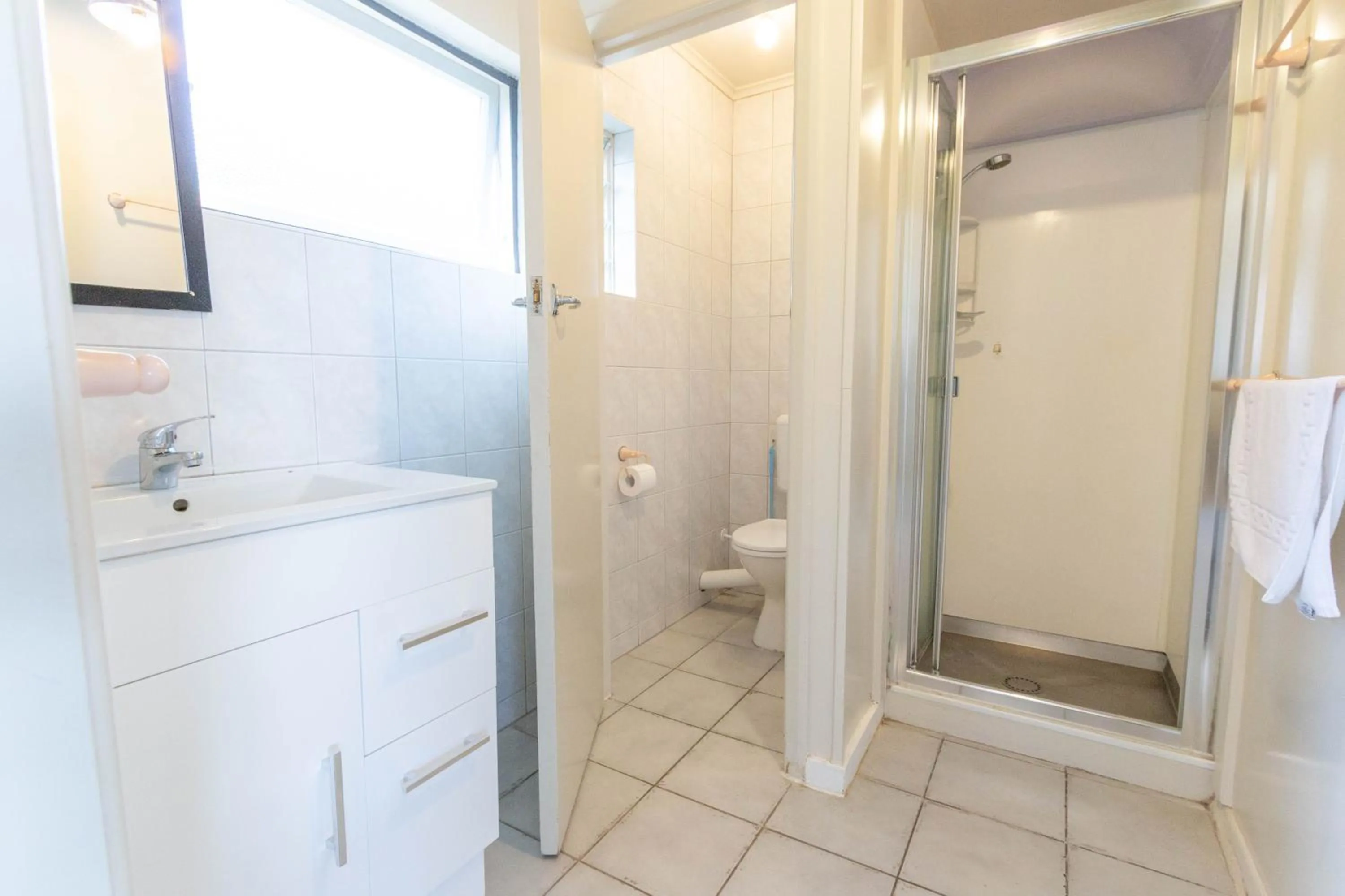 Bathroom in Jack & Di's Lakefront Motel