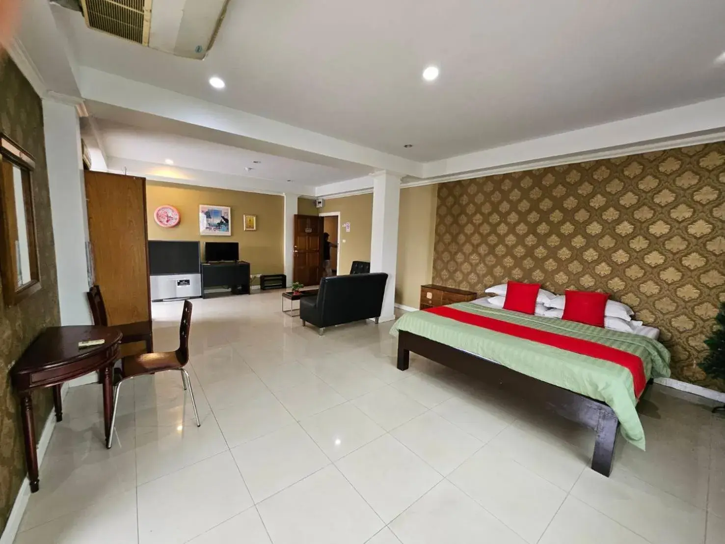 Bed in Royal Pimand Hotel Bed in Royal Pimand Hotel