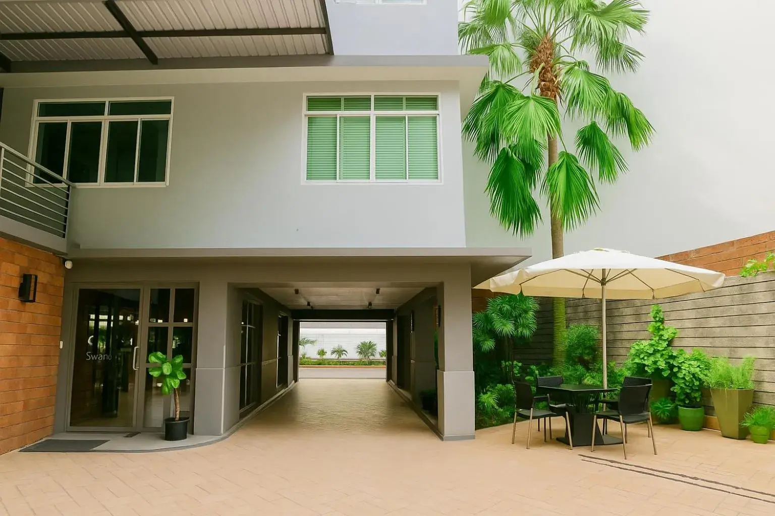 Property building in Swana Bangkok Hotel Property building in Swana Bangkok Hotel