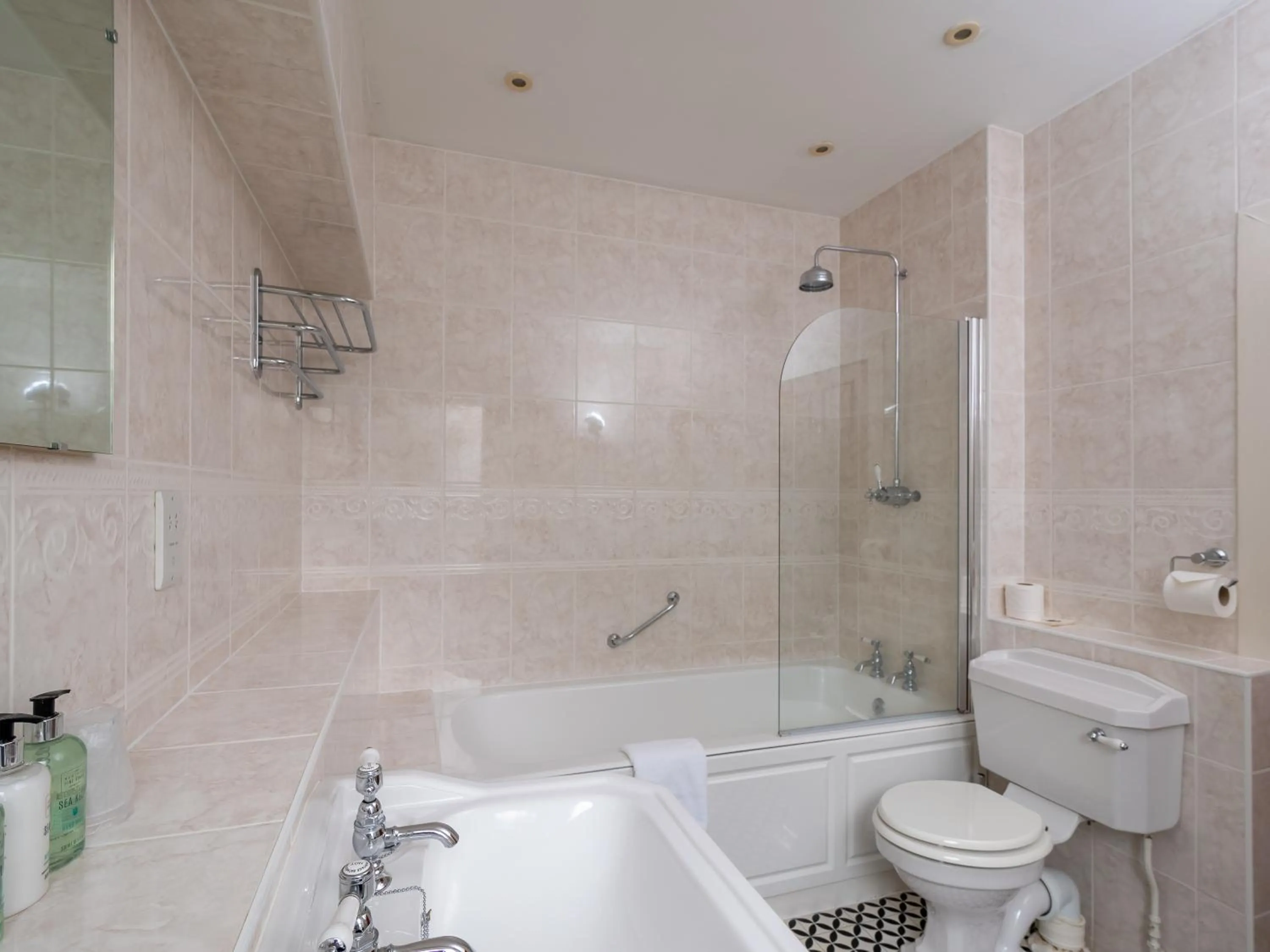 Bathroom in Grant Arms Hotel