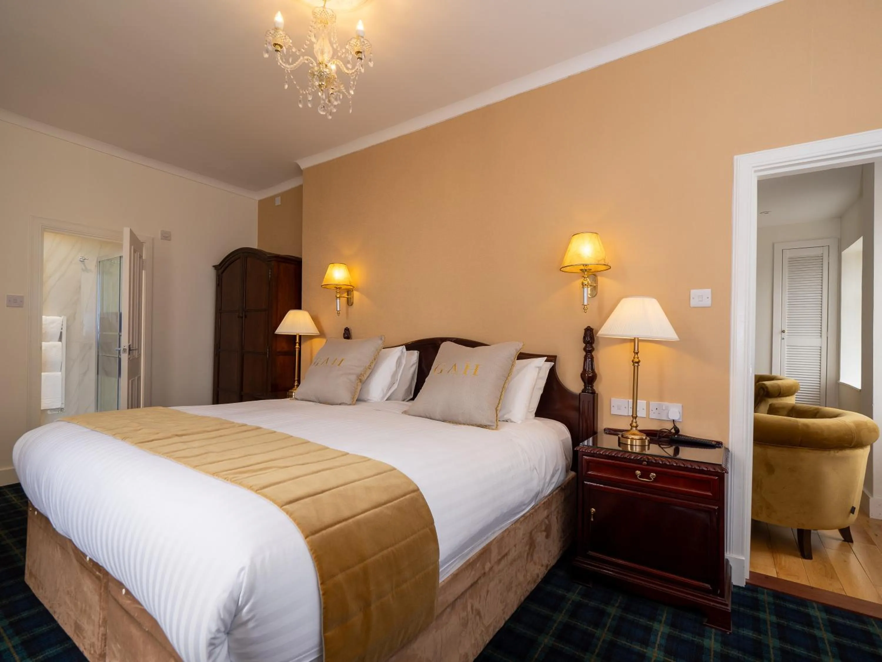 Photo of the whole room, Bed in Grant Arms Hotel