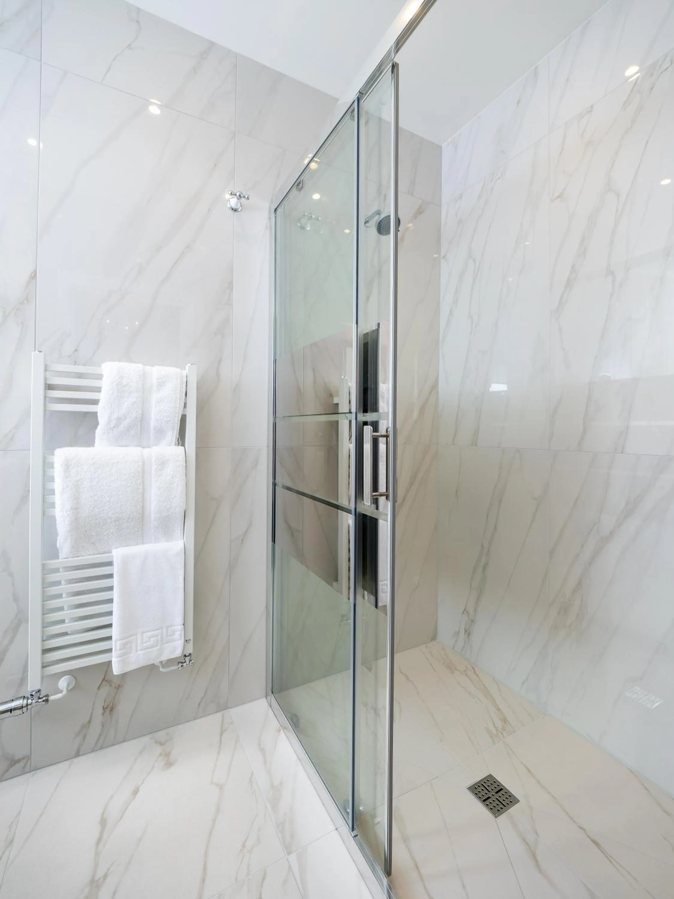 Shower in Grant Arms Hotel