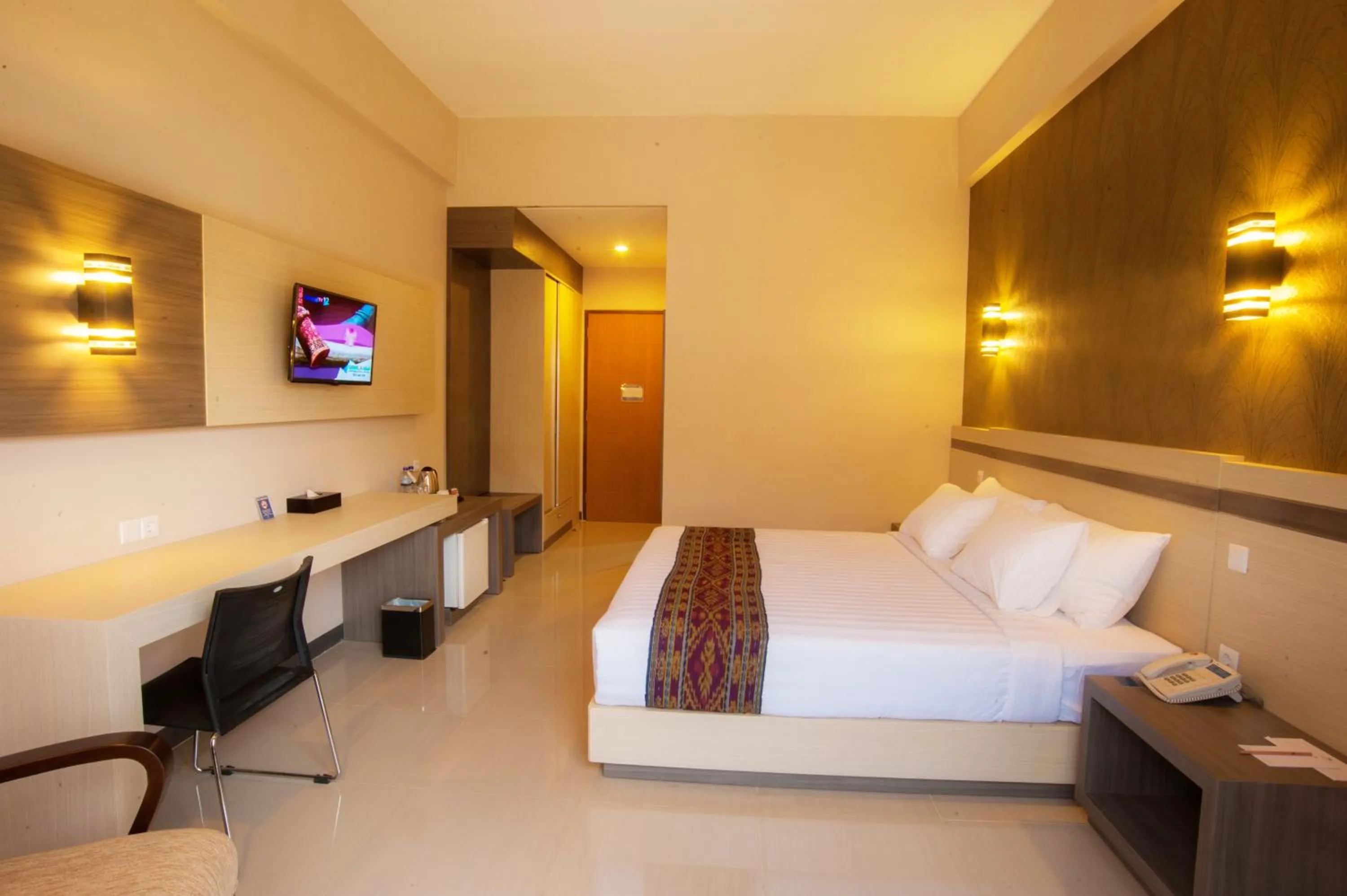 Bedroom, Bed in Lombok Raya Hotel