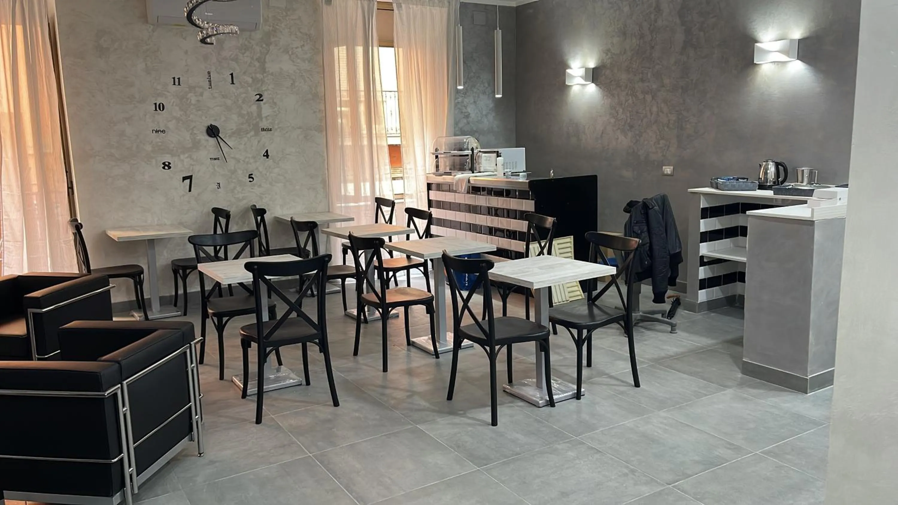 Restaurant/places to eat in Hotel Poker