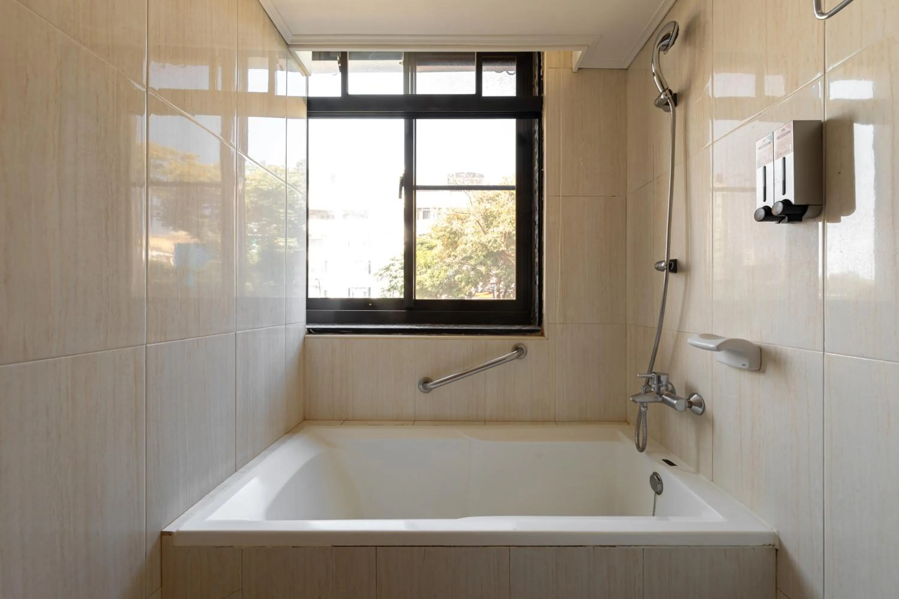 露夏旅社 l 納康商旅 l 智能入住 l 鄰近花園夜市