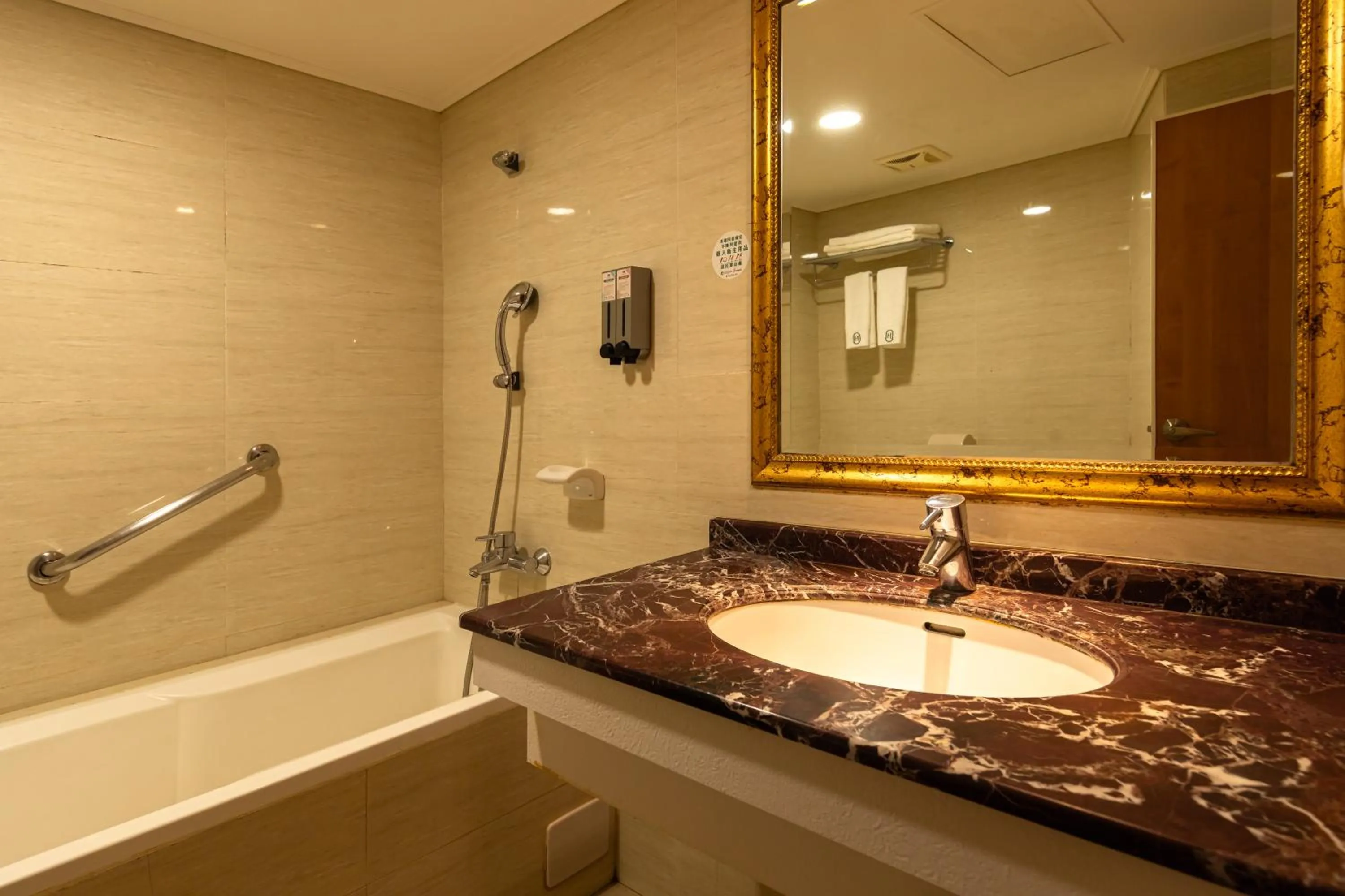 露夏旅社 l 納康商旅 l 智能入住 l 鄰近花園夜市