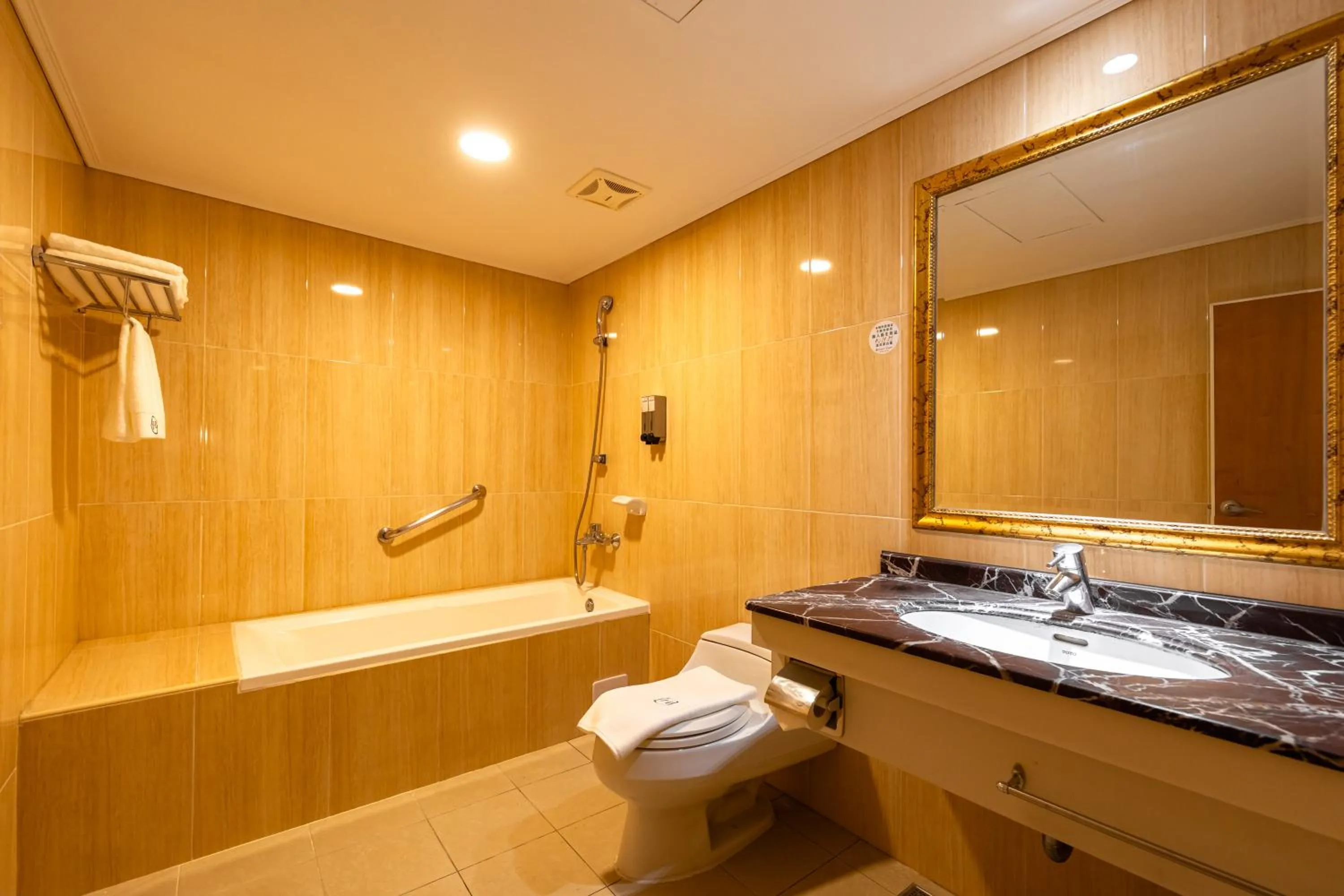 露夏旅社 l 納康商旅 l 智能入住 l 鄰近花園夜市