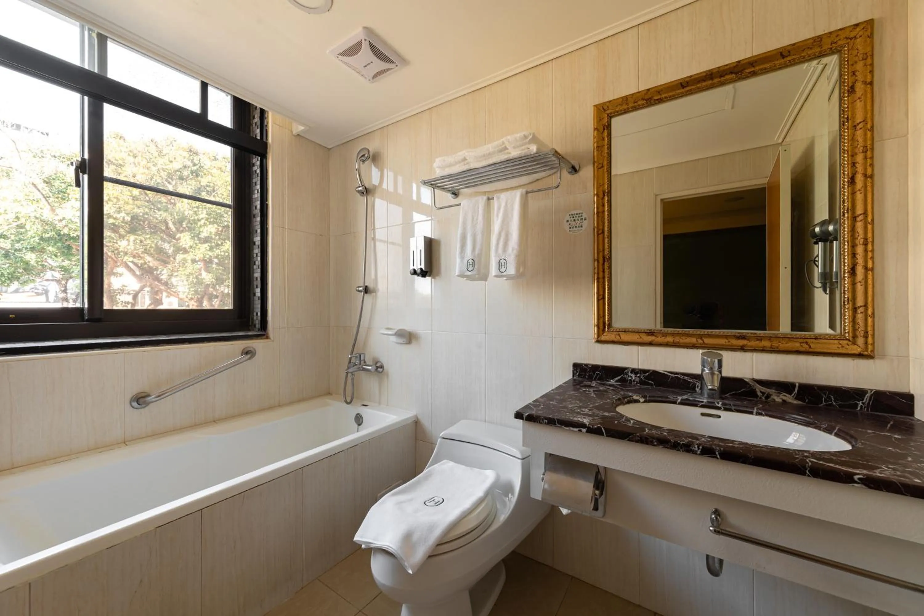 露夏旅社 l 納康商旅 l 智能入住 l 鄰近花園夜市