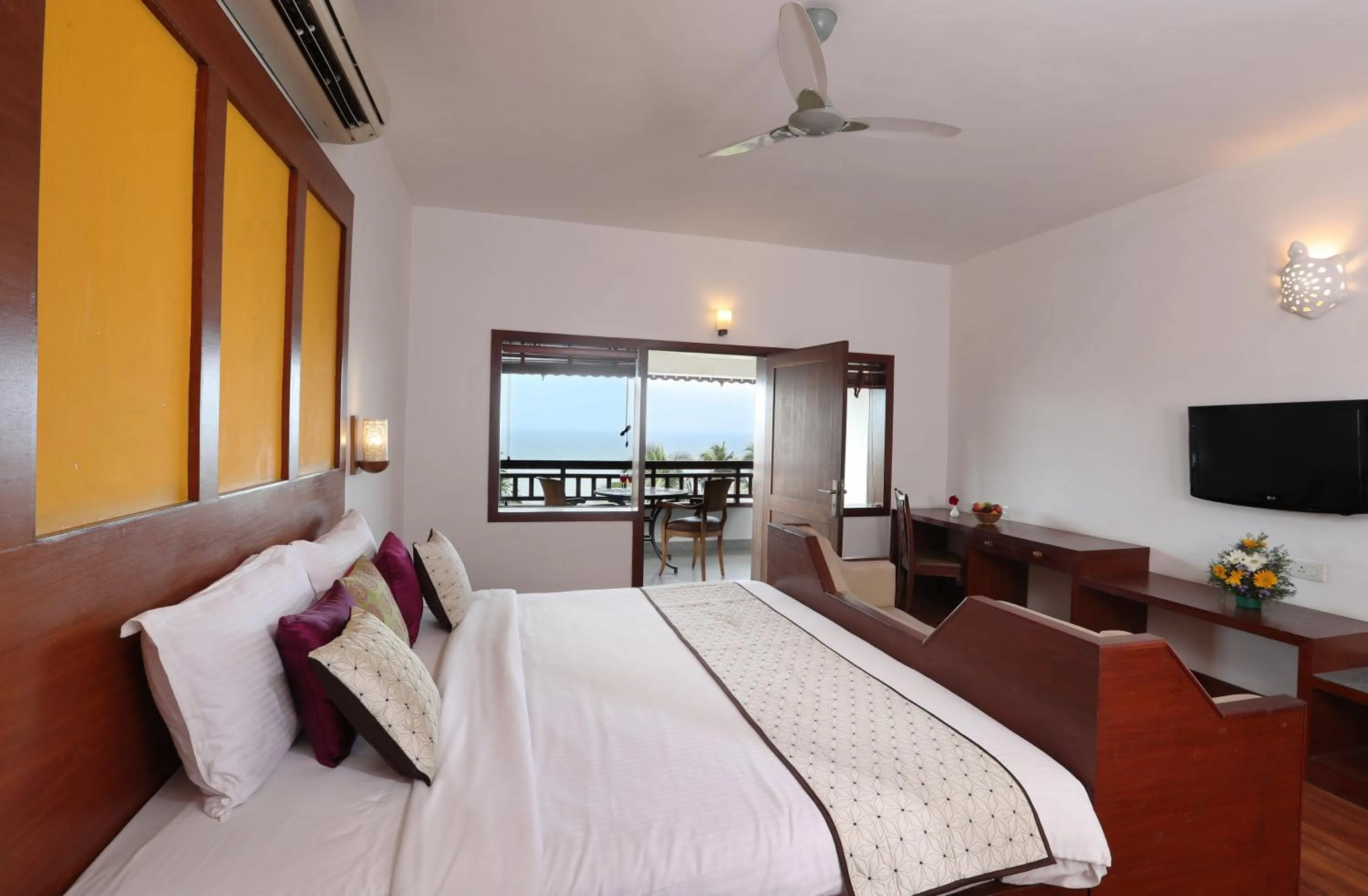 TV and multimedia, Bed in Getaway Beach Resort Kovalam