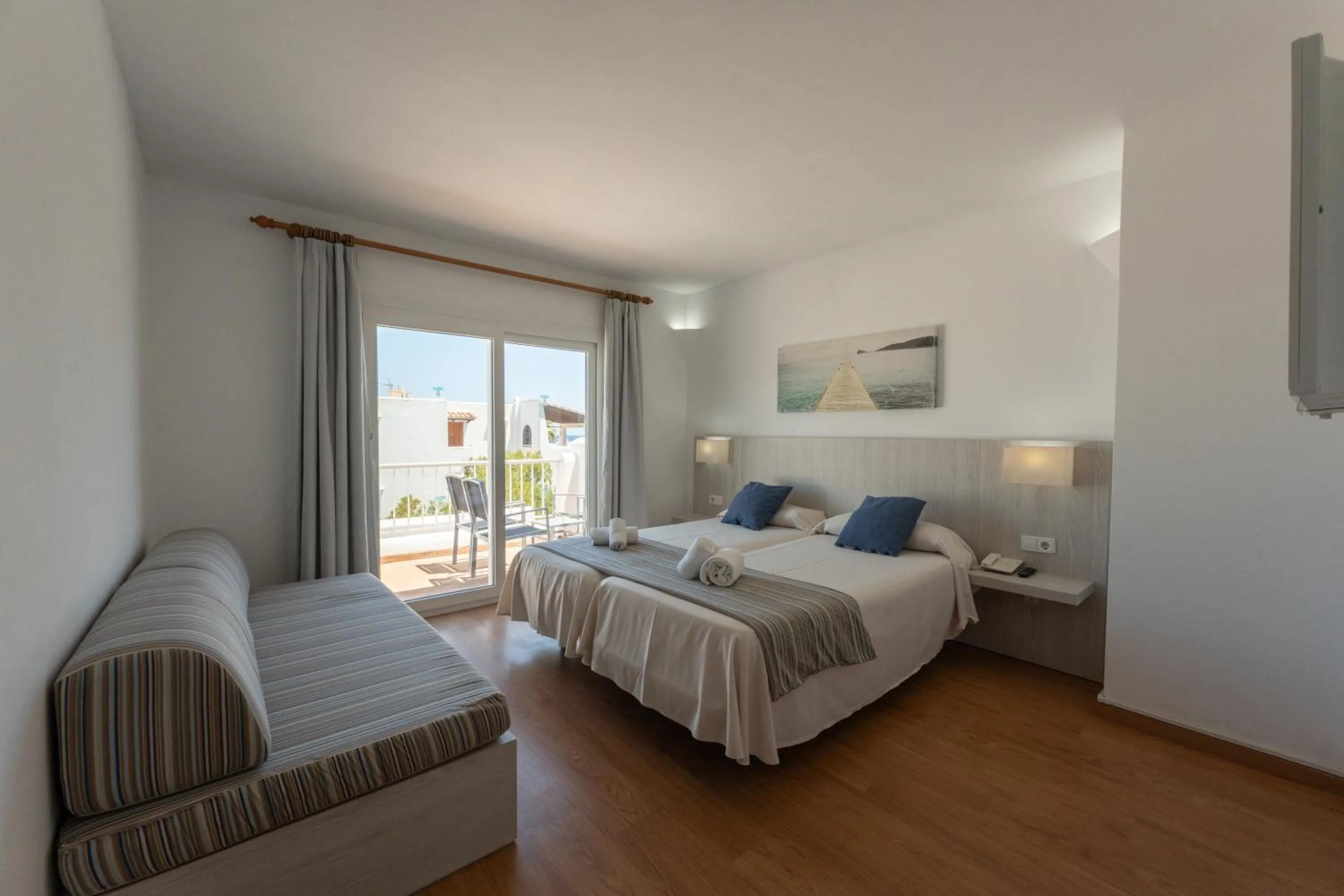 Living room, Bed in Hotel Club Es Talaial