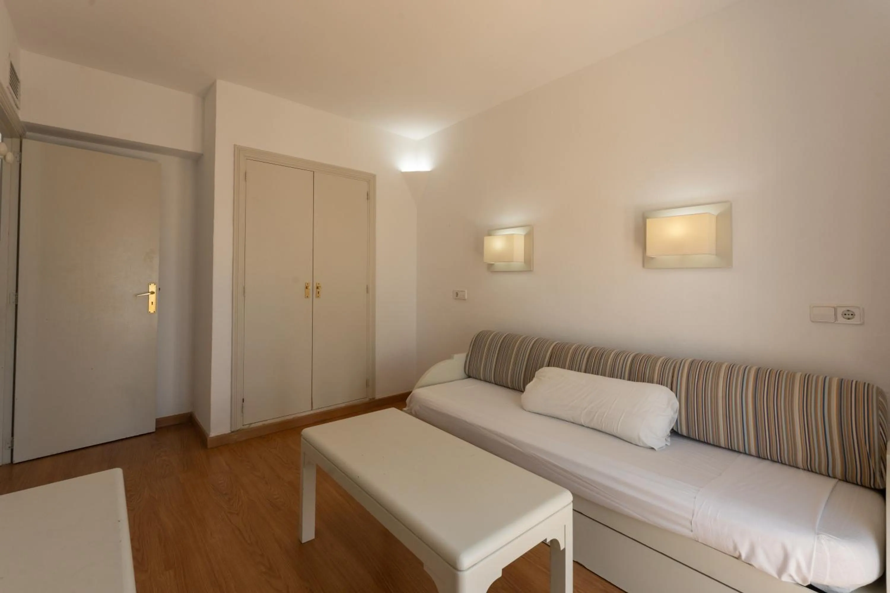 Living room, Bed in Hotel Club Es Talaial