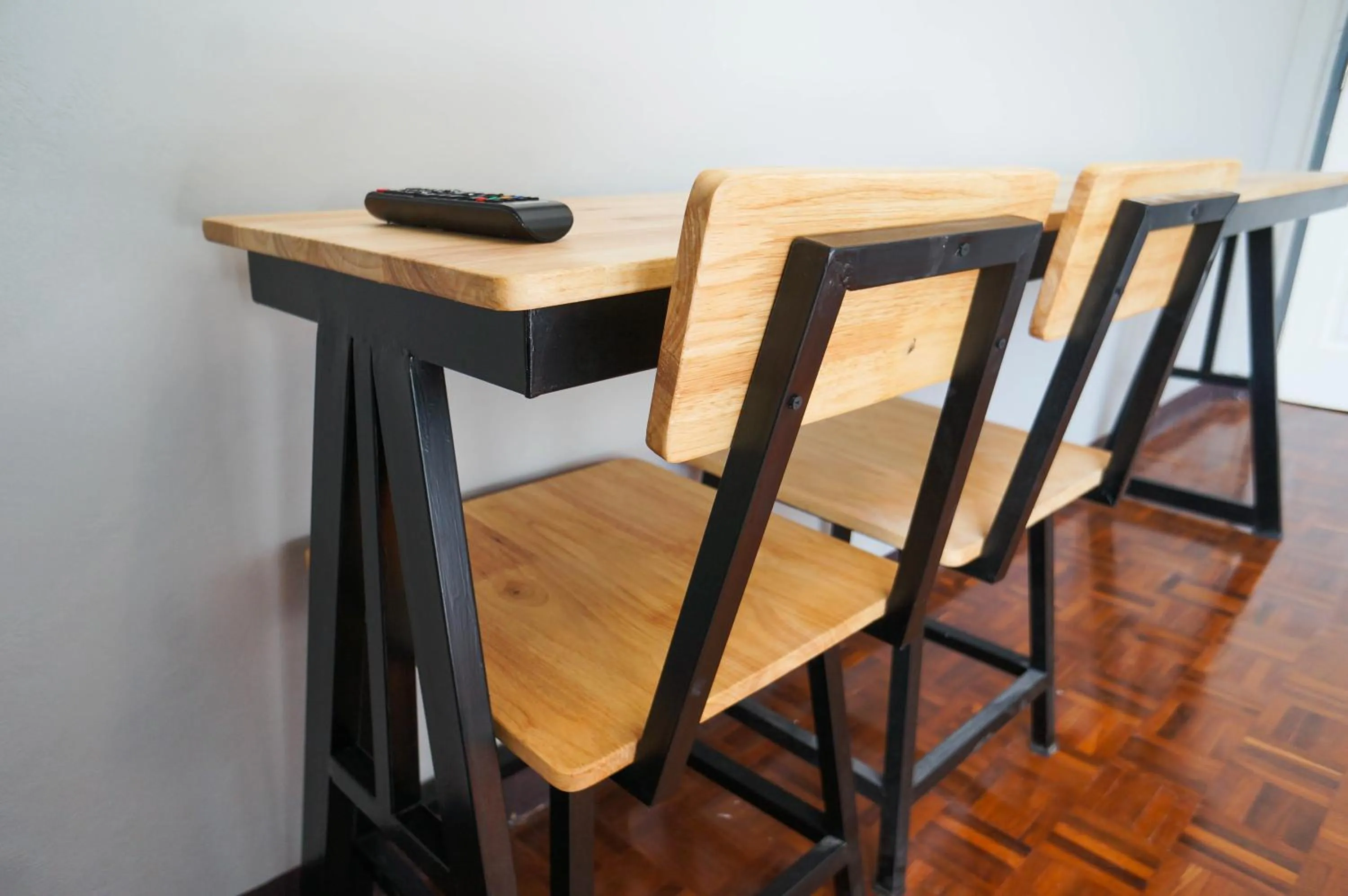 hair dresser in Lux Rooms Night Bazaar