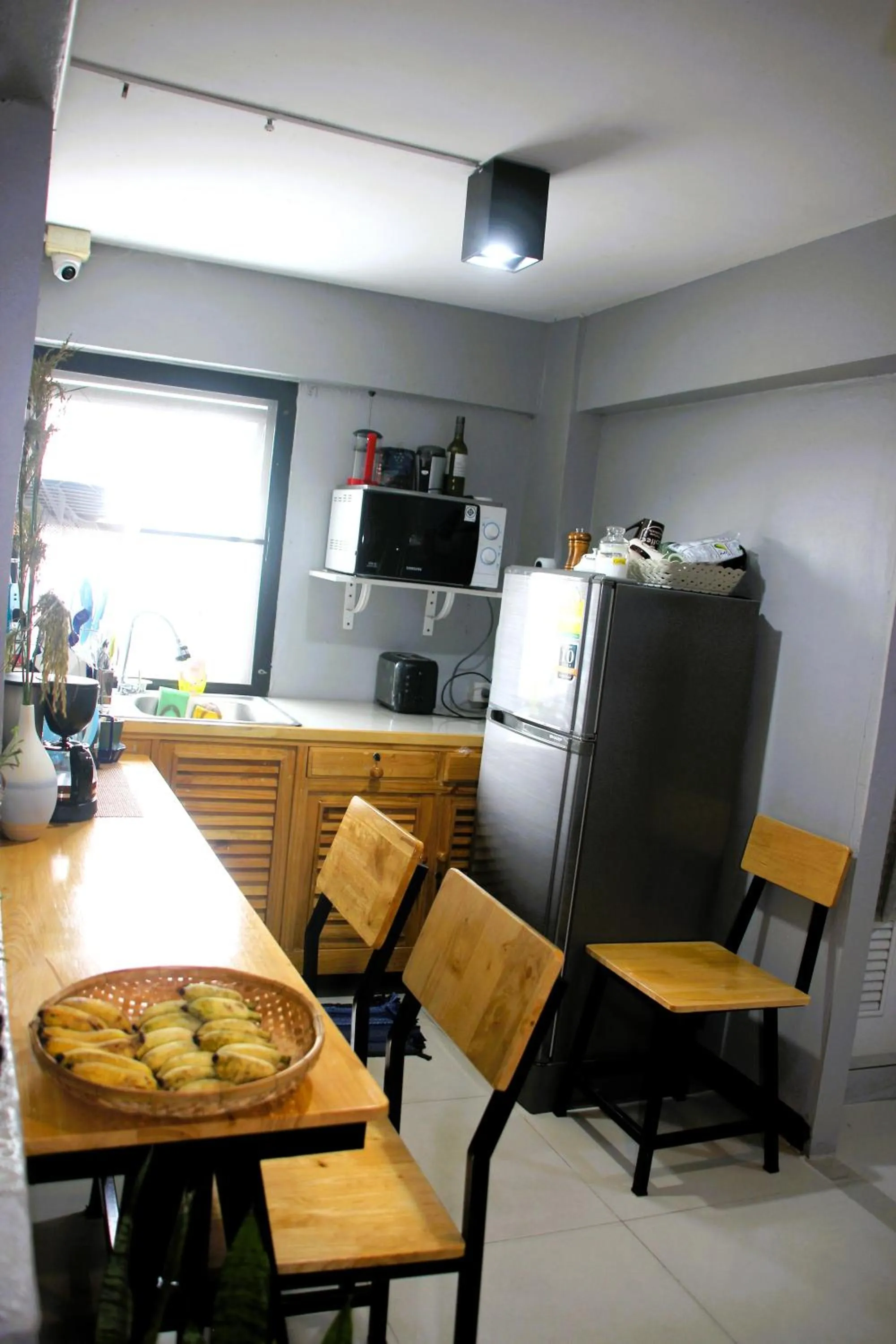 Communal lounge/ TV room in Lux Rooms Night Bazaar