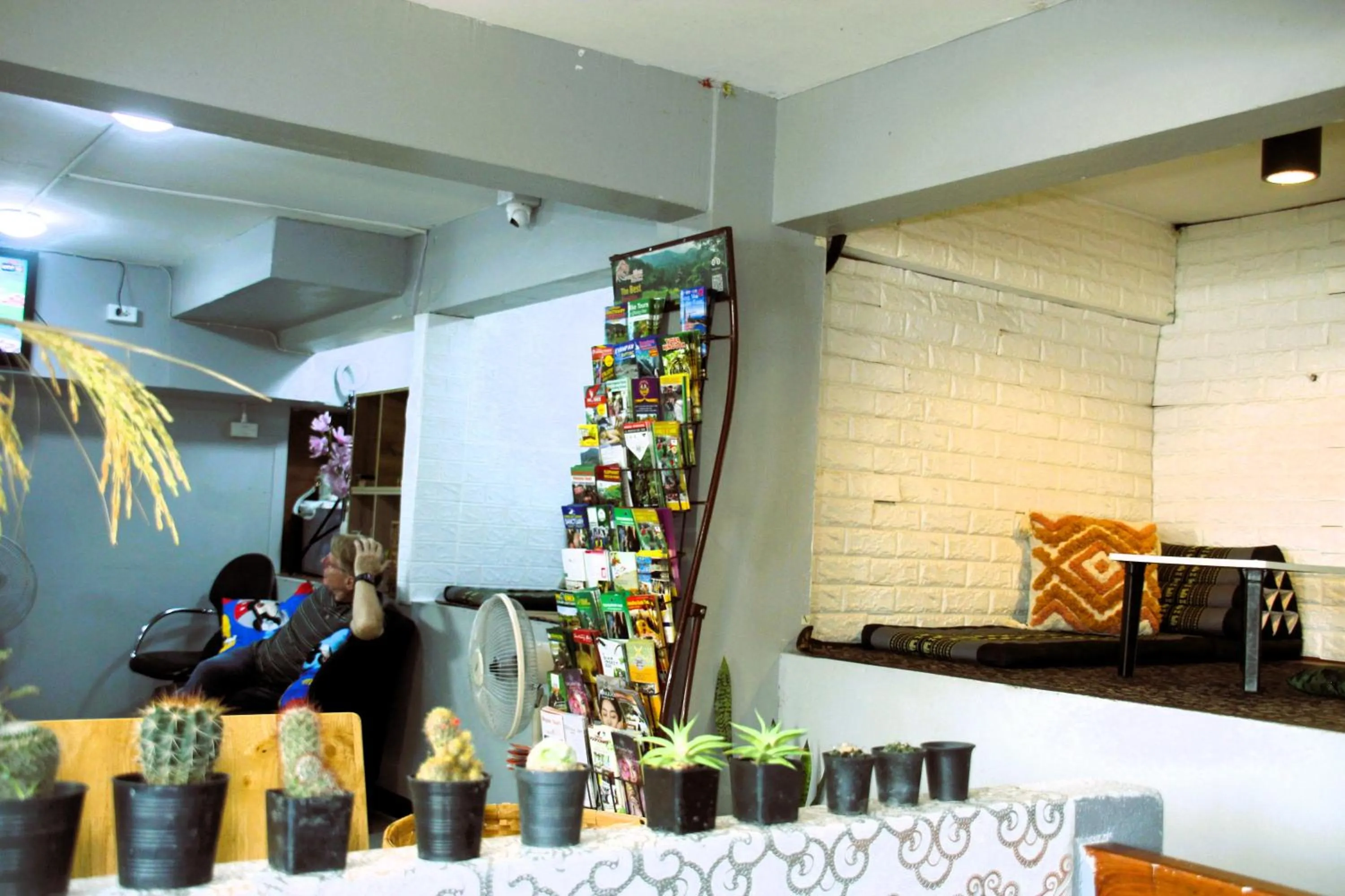 Communal lounge/ TV room in Lux Rooms Night Bazaar