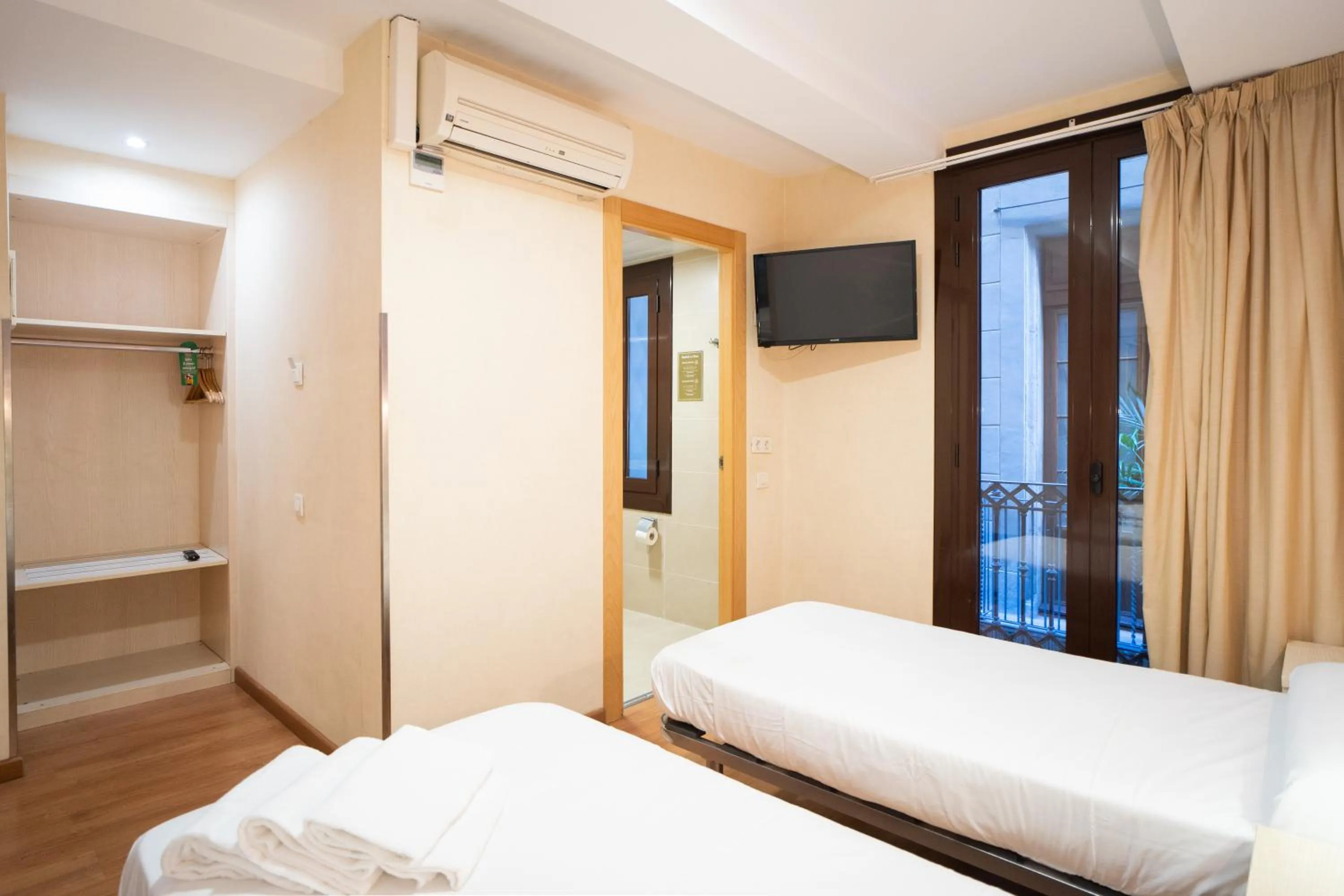 TV and multimedia, Bed in Hostal Fina