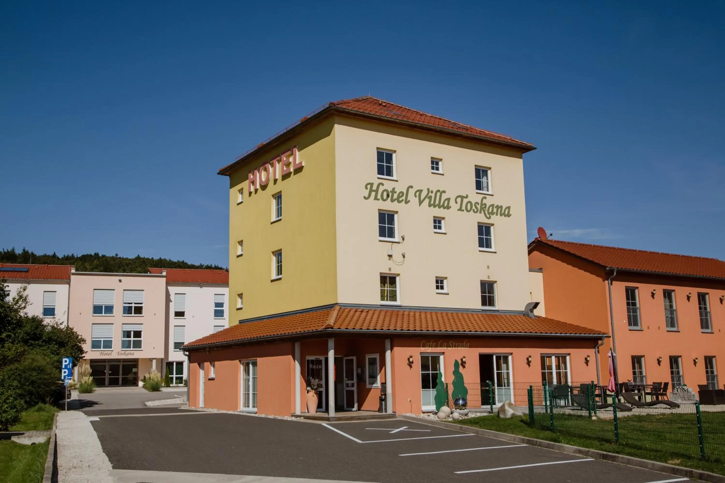 Property building in Hotel Villa Toskana