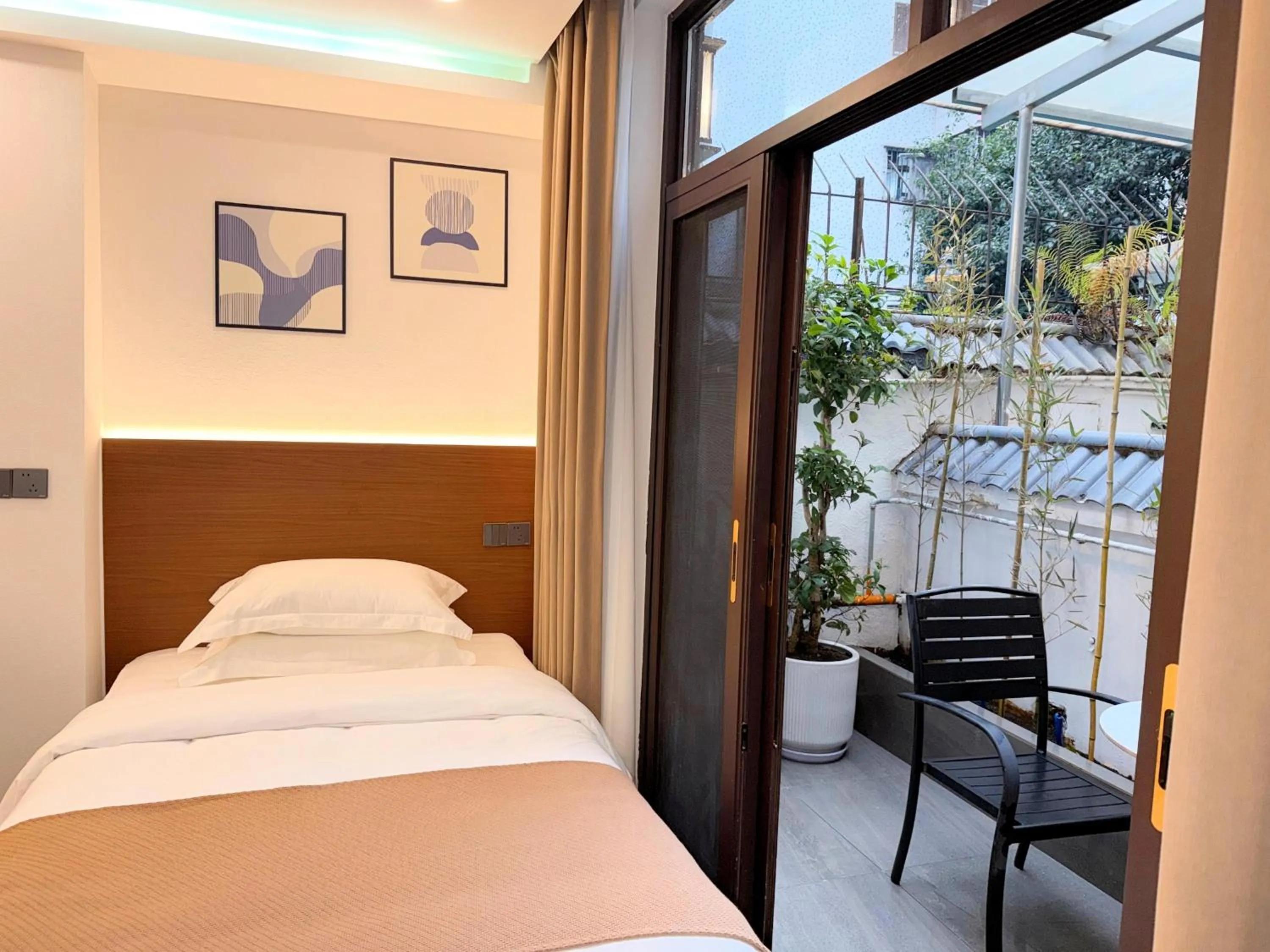 Bed in Li River Resort Villa Hotel